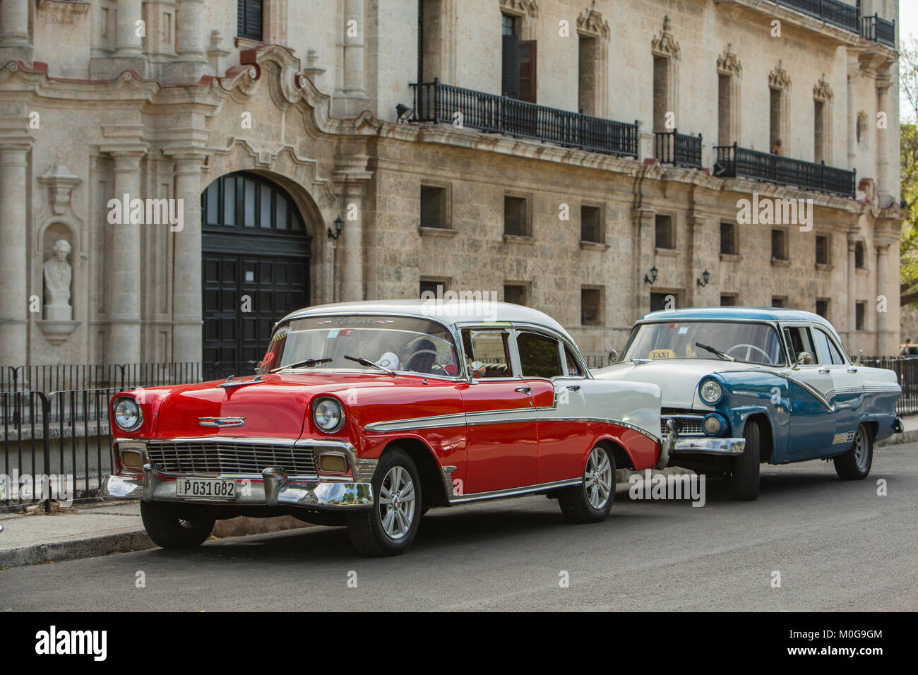 Klassische amerikanische Autos in der Altstadt von Havanna, Kuba Stockfoto