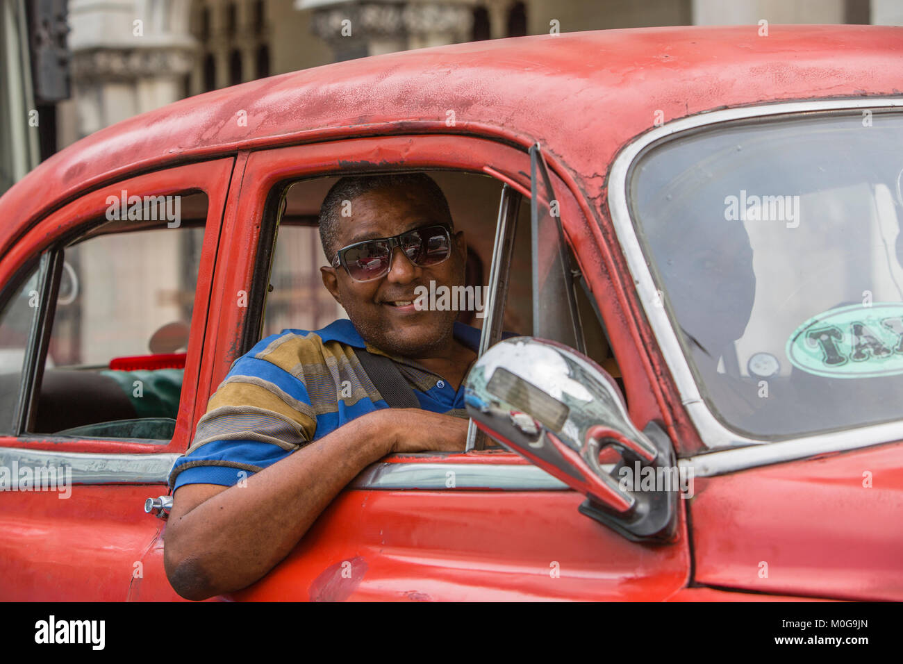 Klassische amerikanische Autos auf dem Malecon Streifen, Havanna, Kuba Stockfoto