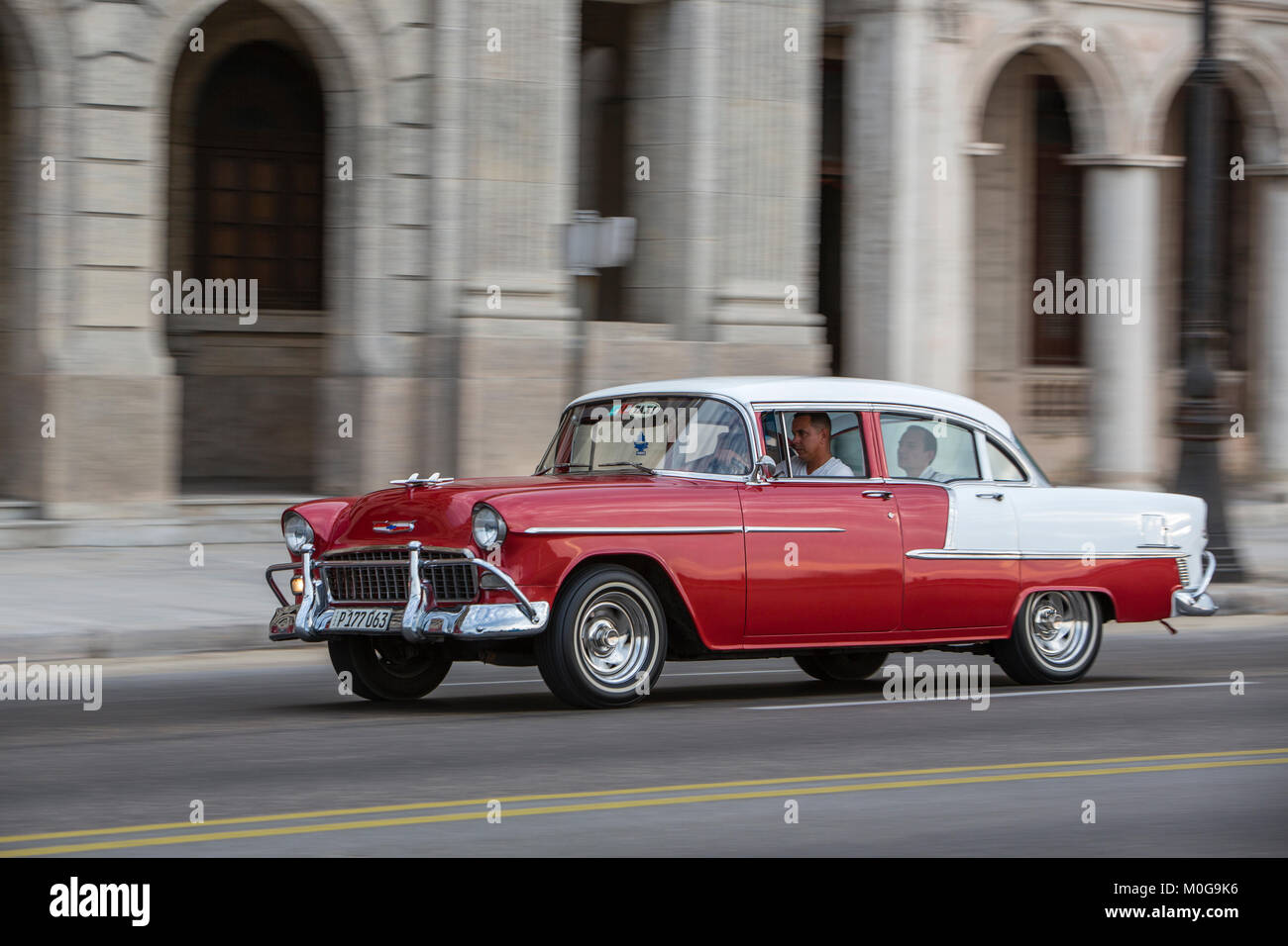 Klassische amerikanische Autos auf dem Malecon Streifen, Havanna, Kuba Stockfoto