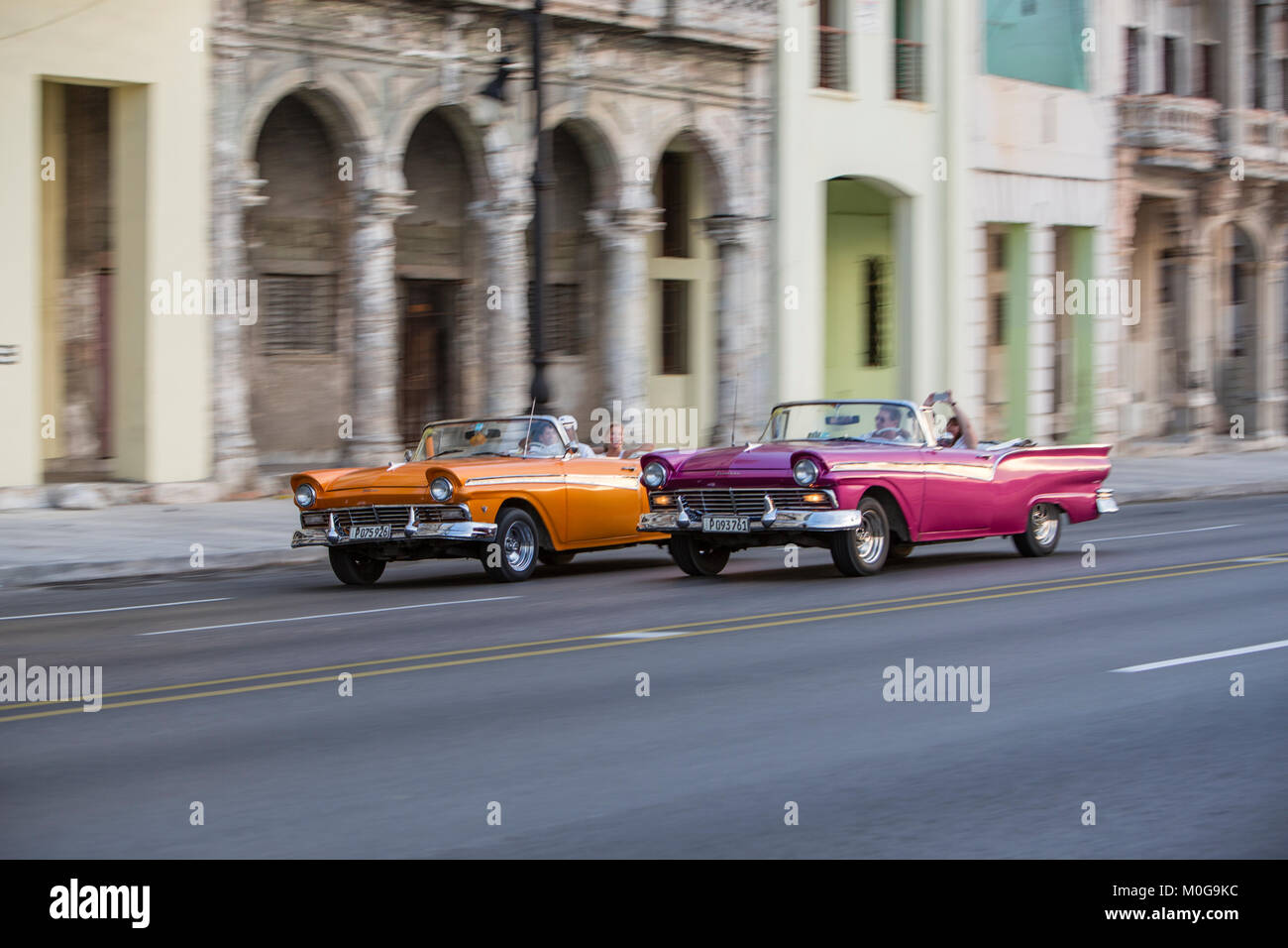 Klassische amerikanische Autos auf dem Malecon Streifen, Havanna, Kuba Stockfoto