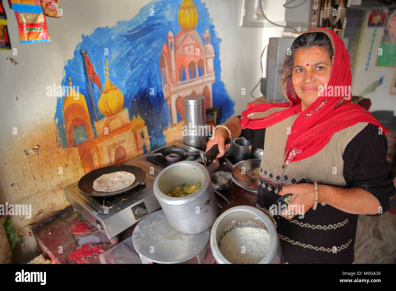 BUNDI, Rajasthan, Indien - Dezember 10, 2017: Porträt einer Frau, die in Ihrer Küche eine traditionelle Mahlzeit (thali) Stockfoto