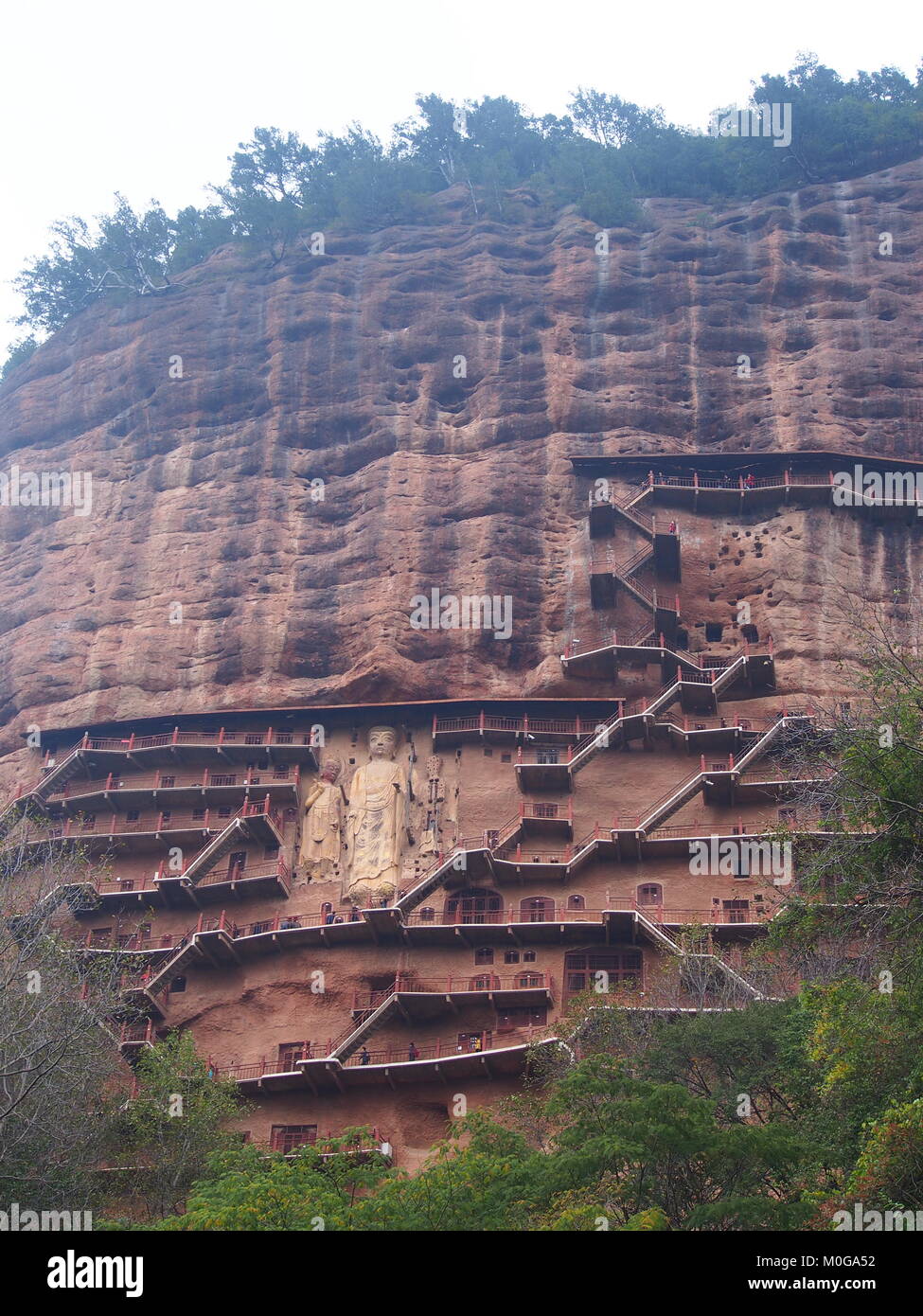 Maiji Shan Stone Mountain mit alten buddhistischen Carving Statue. Reisen in Tianshui, Gansu, China. In 2013, 16. Oktober. Stockfoto