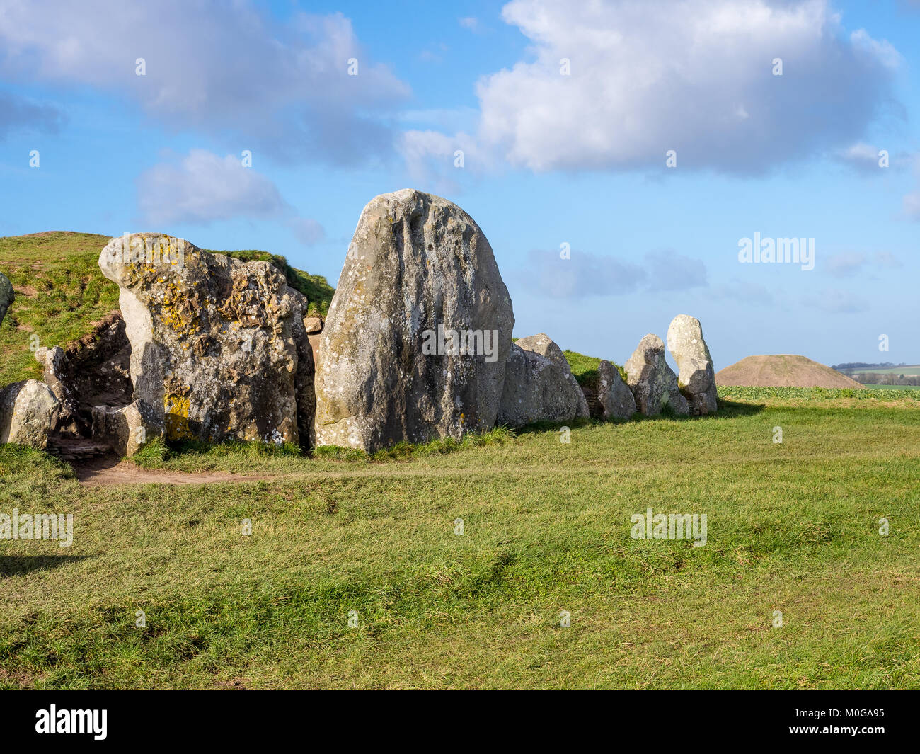 West Kennet Long Barrow ist eine neolithische Grab oder Barrow, auf einem markanten Chalk ridge gelegen, in der Nähe von Silbury Hill, anderthalb Meilen südlich von Avebury. Stockfoto