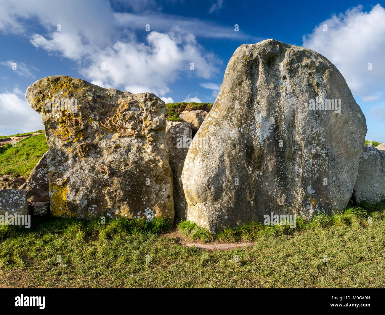 West Kennet Long Barrow ist eine neolithische Grab oder Barrow, auf einem markanten Chalk ridge gelegen, in der Nähe von Silbury Hill, anderthalb Meilen südlich von Avebury. Stockfoto