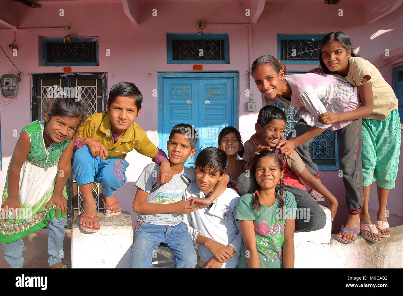 CHITTORGARH, Rajasthan, Indien - Dezember 12, 2017: lebendige und einladende Kinder vor einem herkömmlichen Haus posing Stockfoto