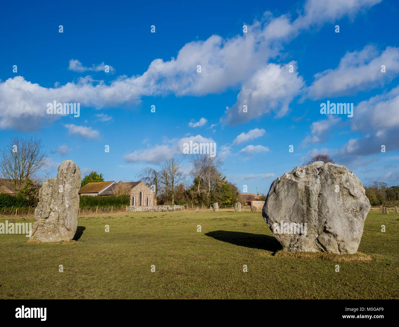 Avebury ist ein NEOLITHISCHES henge Monument mit drei Steinkreise und Hügelgräber in der Nähe des Dorfes Avebury in Wiltshire, England. Stockfoto