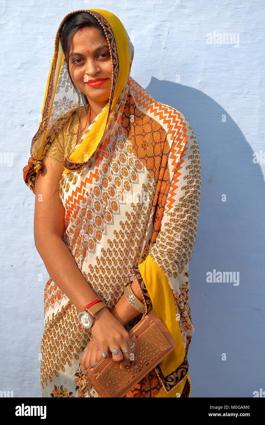 CHITTORGARH, Rajasthan, Indien - Dezember 14, 2017: Porträt einer wunderschönen jungen Frau mit einem bunten Sari Stockfoto