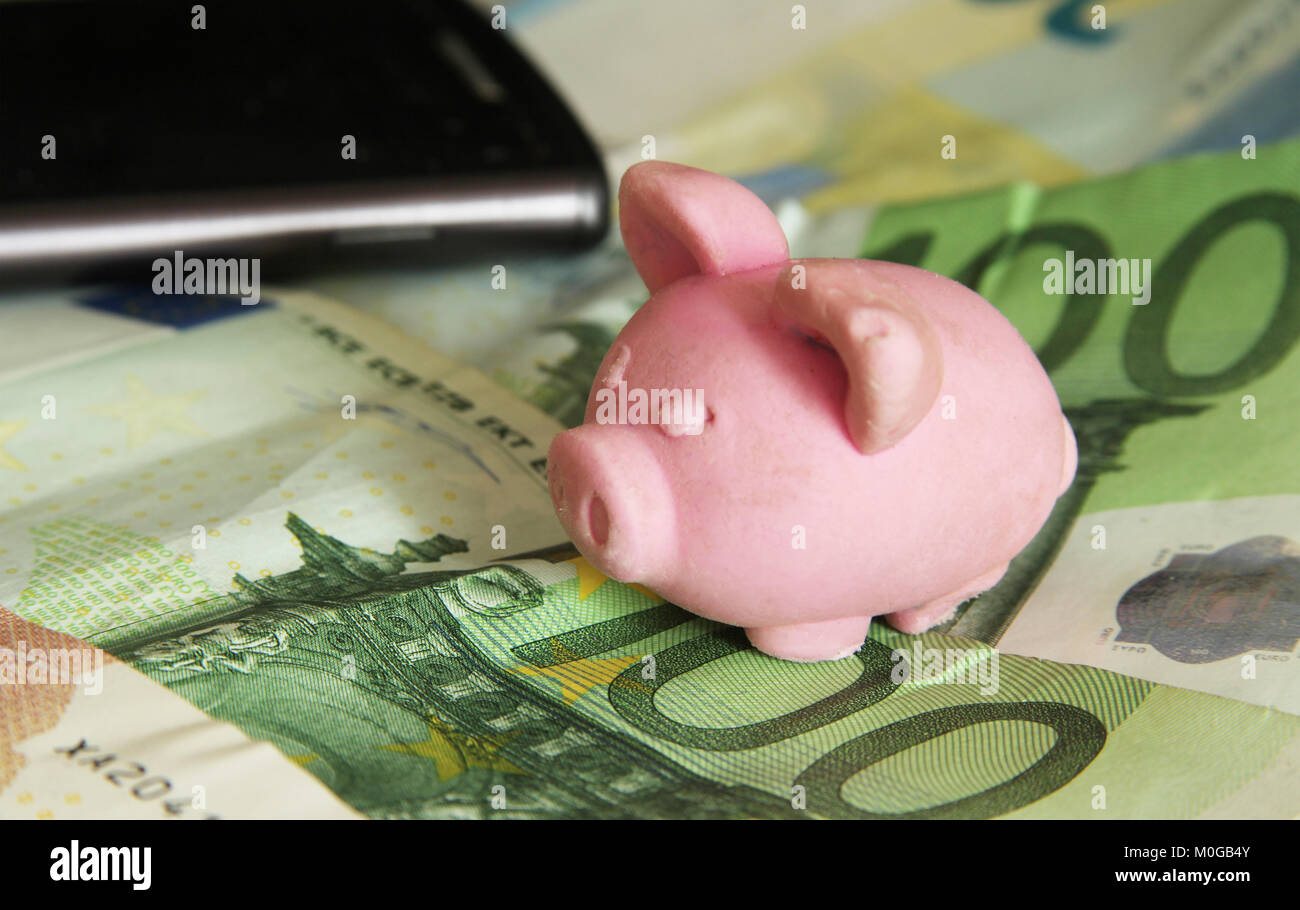 Piggy Bank auf einem Stapel von Euro Banknoten Geld auf den europäischen Hintergrund Stockfoto