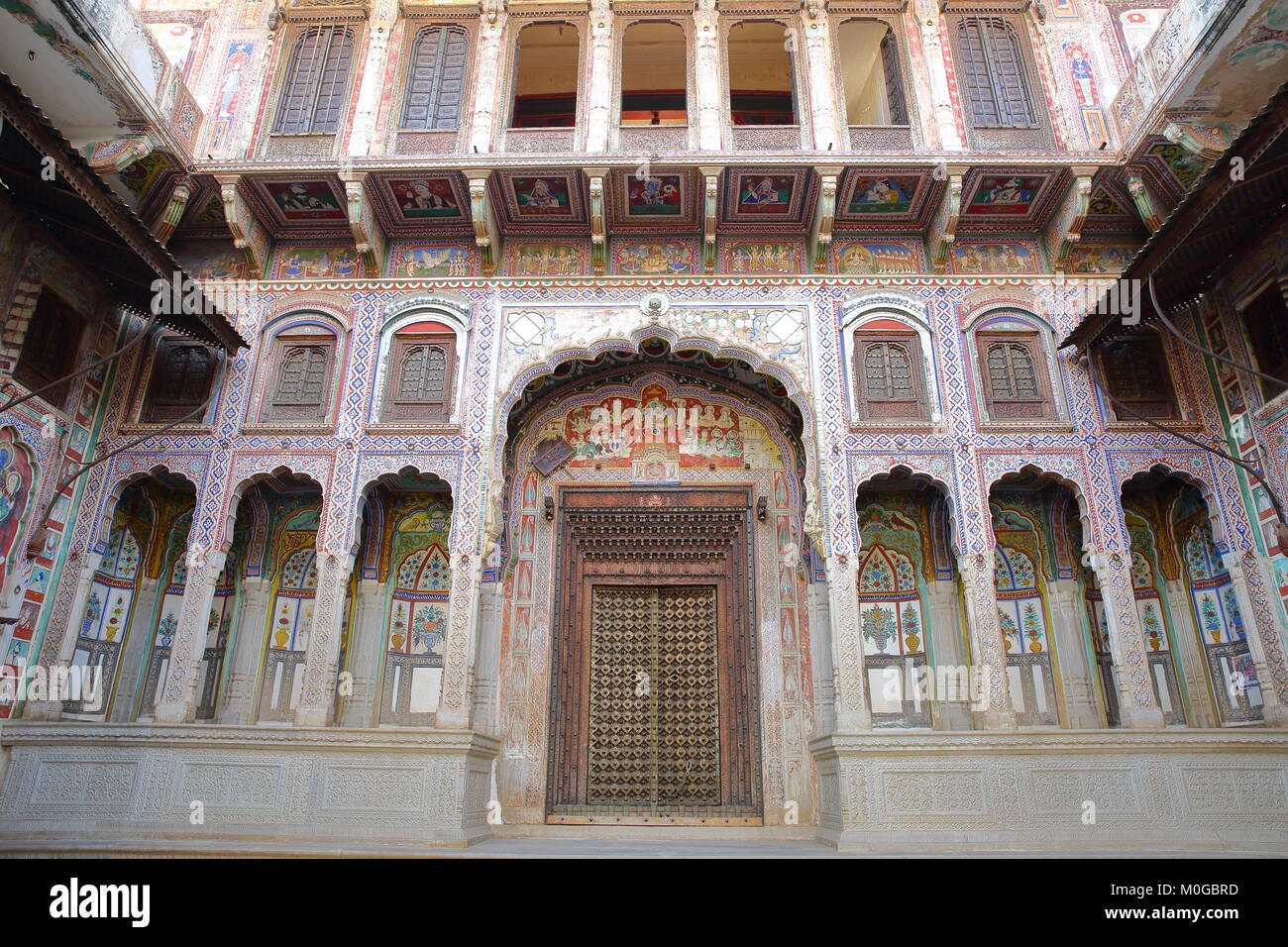 NAWALGARH, Rajasthan, Indien bis zum 25. Dezember 2017: Bhagat Haveli mit bunten Fresken und Gemälde Stockfoto