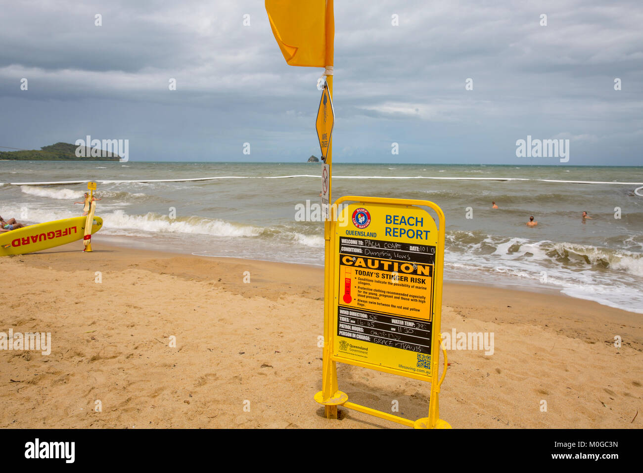 Strand Sicherheit Bericht am Strand von Palm Cove, Queensland, mit Menschen schwimmen in einem Stinger net als Vorsorge gegen, Quallen, Australien Stockfoto