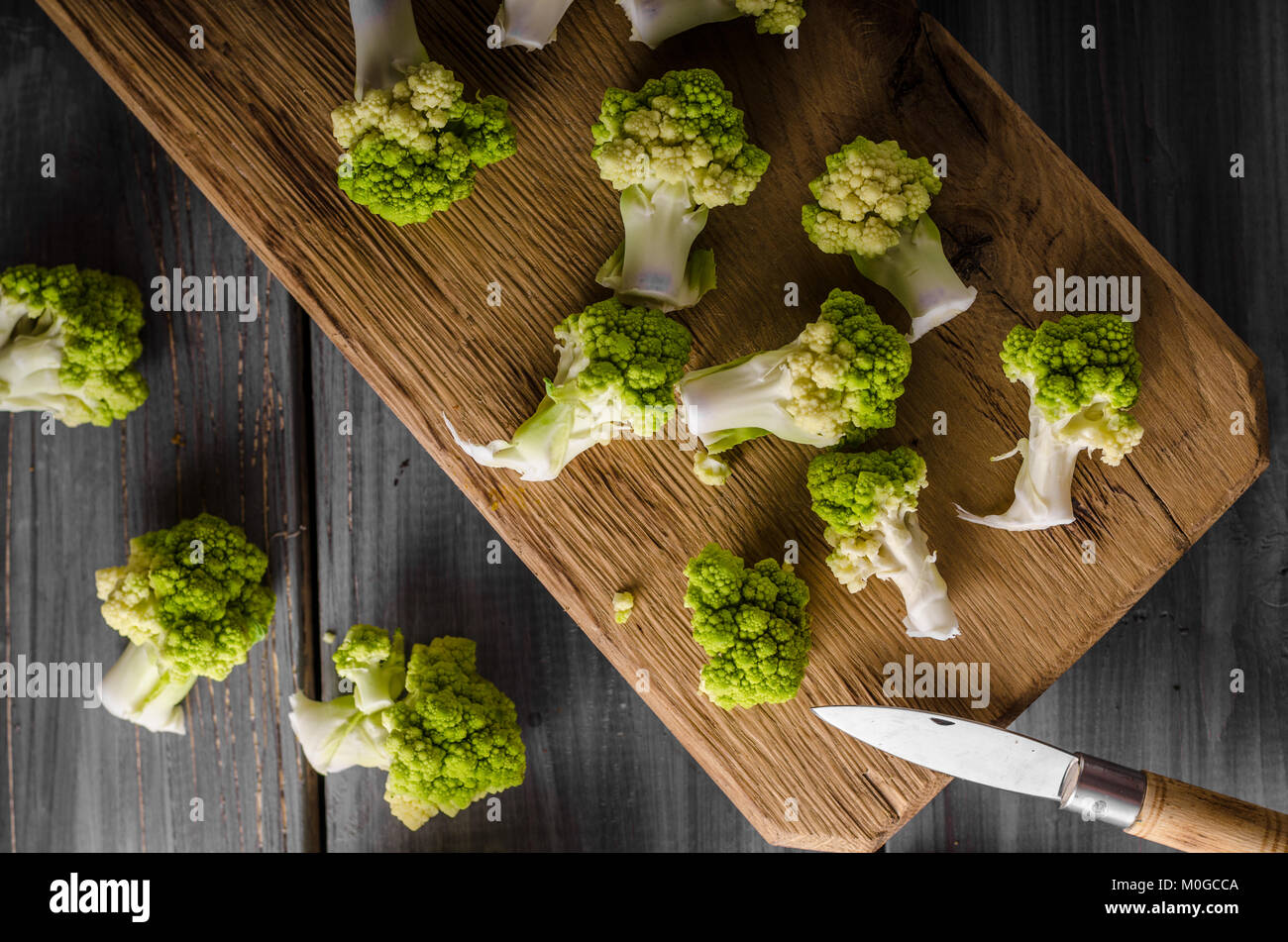 Grüner Blumenkohl bio Gemüse, bereit zum Kochen Stockfoto