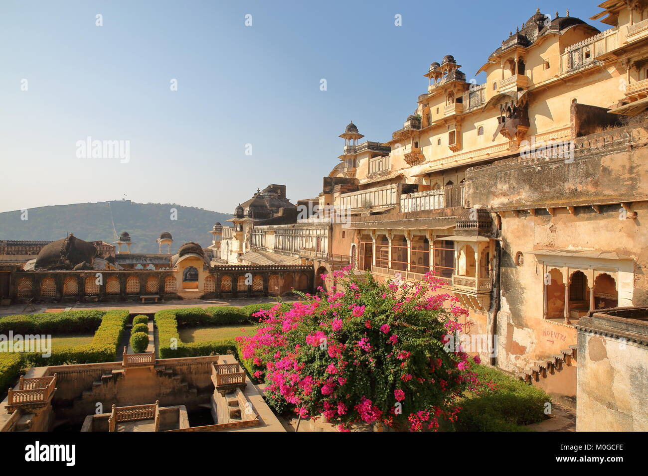 BUNDI, Rajasthan, Indien - Dezember 08, 2017: Bunte Gärten mit der Außenfassade des Chitrasala in Bundi Palace (Garh) Stockfoto