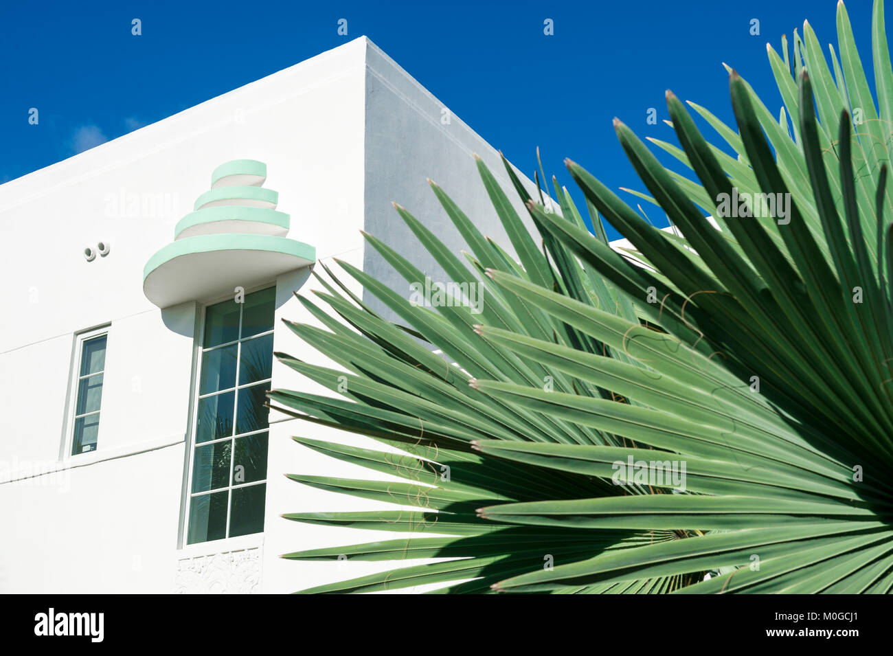 Detail der klassischen Art déco-Architektur mit Palmwedeln und blauer Himmel in South Beach, Miami, Florida Stockfoto