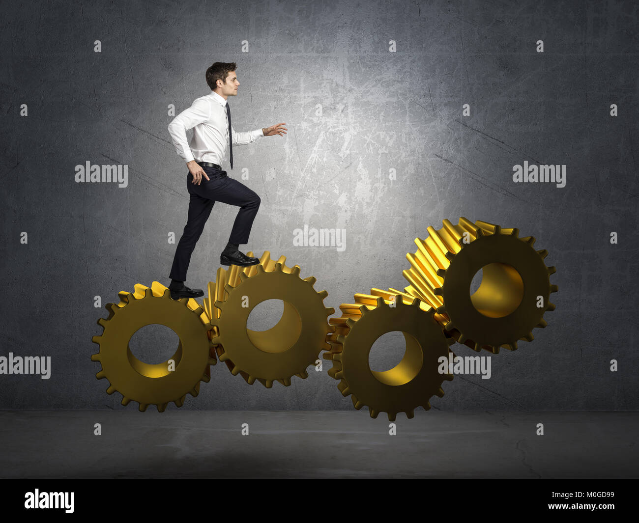 White Collar Mann zu Fuß auf der goldenen 3d-Zahnrad Stockfoto