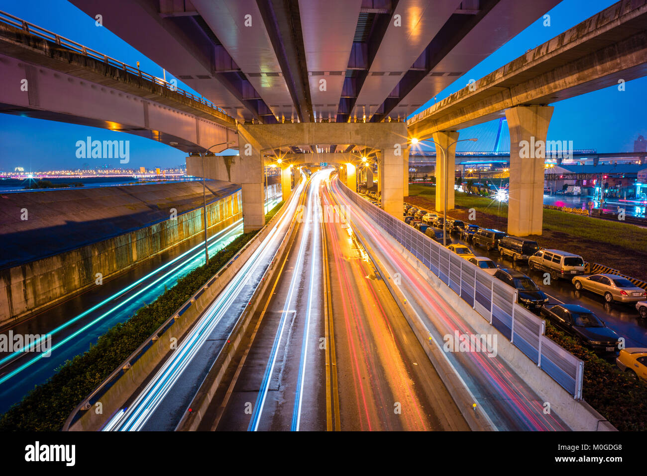 Der Verkehr auf der Autobahn Stockfoto