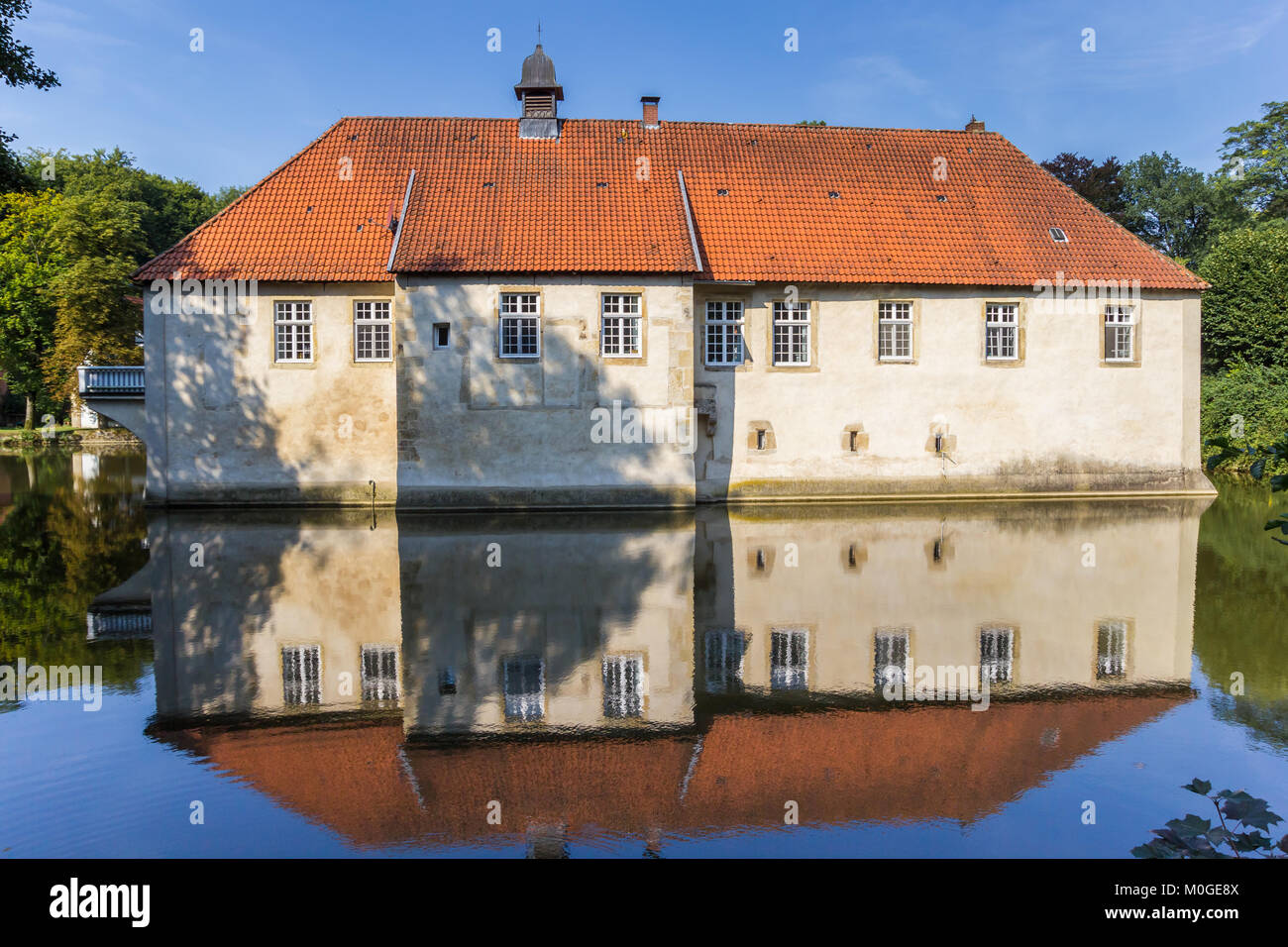 Historisches Haus Marck Mit Reflexion Im Wasser In Tecklenburg Deutschland Stockfotografie Alamy