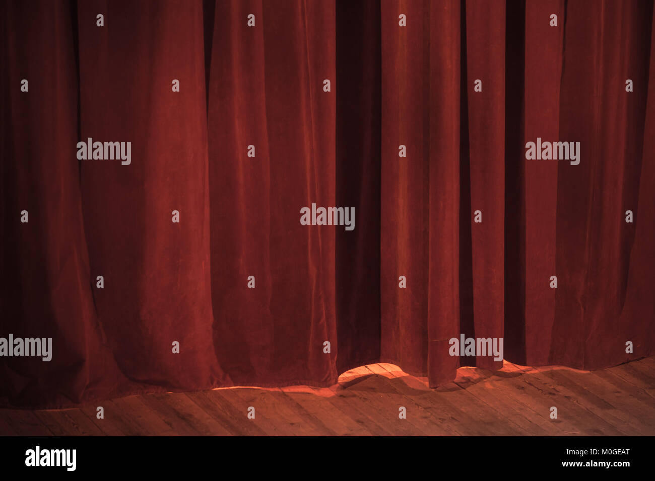 Rote Samtvorhang und Holz- Bühne, Hintergrund Foto Textur Stockfoto