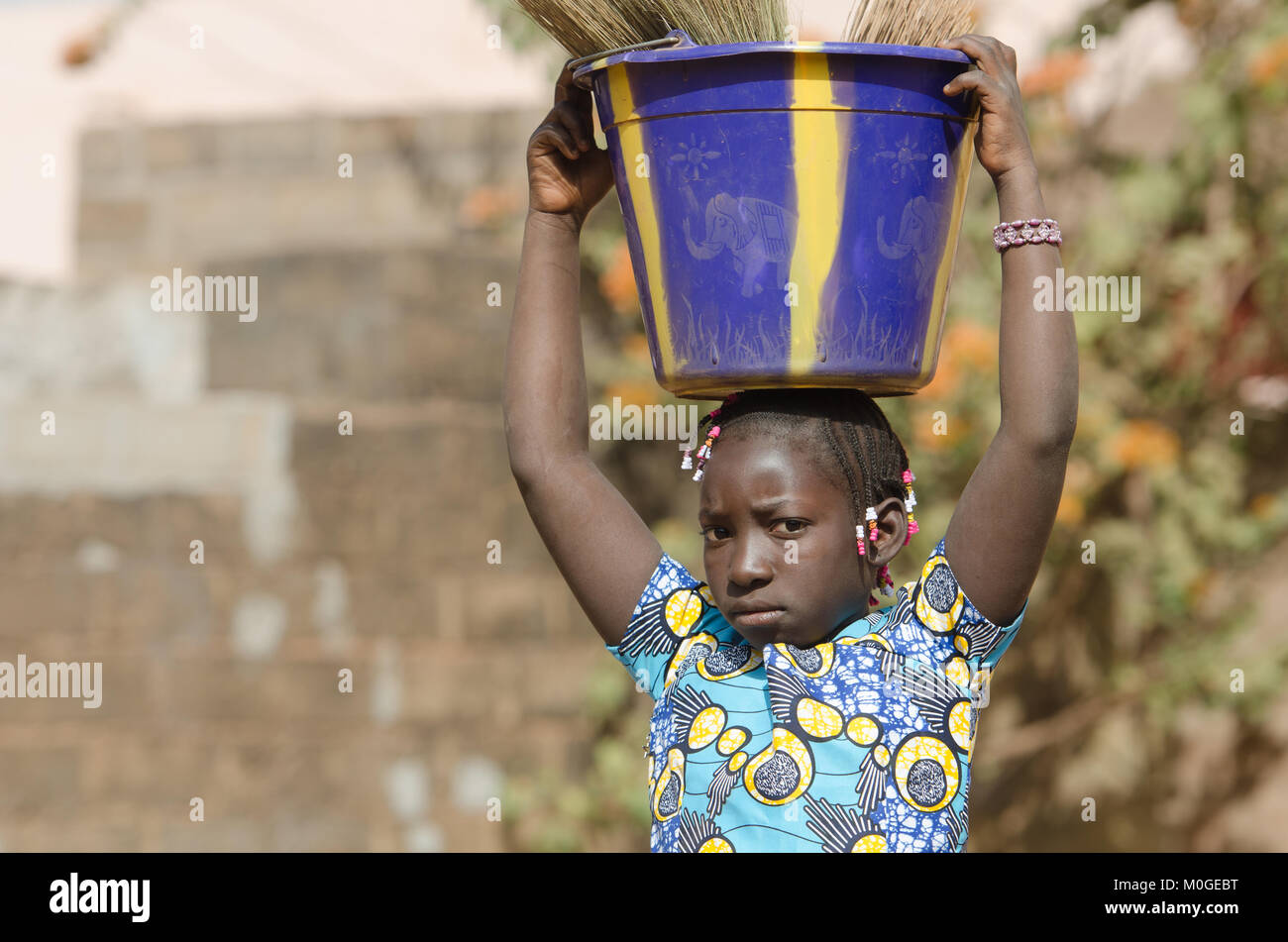 Schwarze Afrikanische Ethnie Mädchen arbeiten - Kinderarbeit Symbol Stockfoto