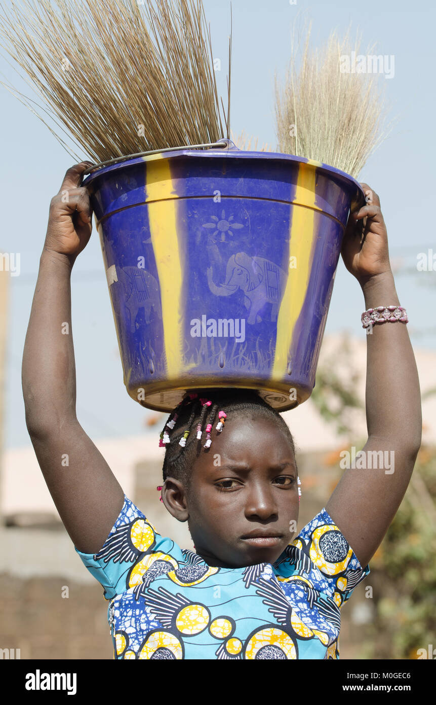 Menschenrechte - Kinderarbeit Konzept wenig afrikanisches Mädchen Traurig im Freien Stockfoto