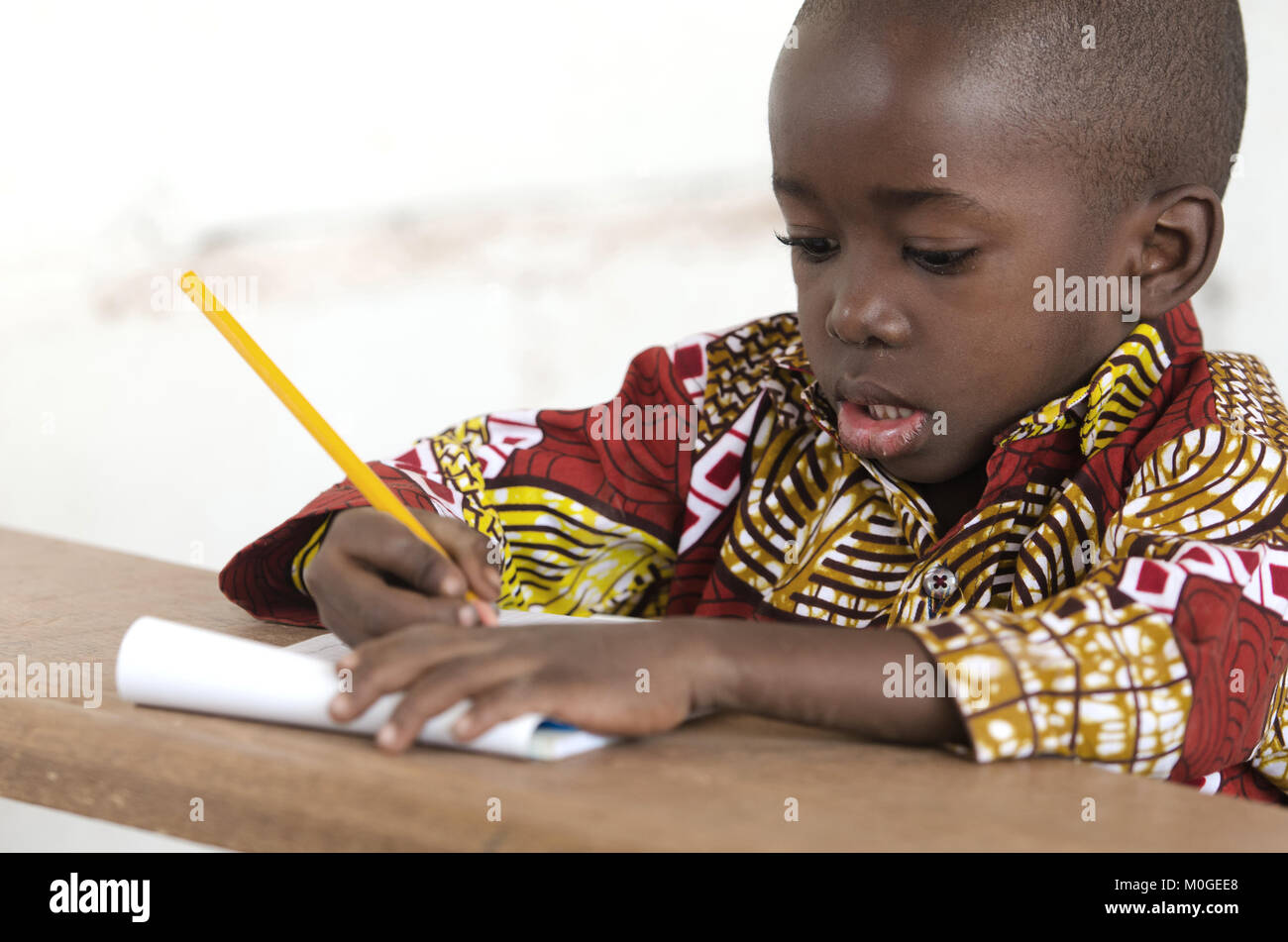 Entzückenden kleinen afrikanischen Kind Schreiben in der Schule in Bamako, Mali Stockfoto