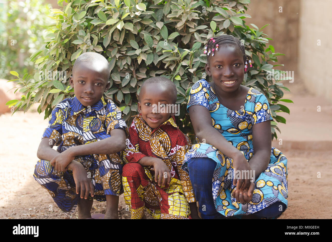 Drei wunderschöne afrikanische Kinder posiert im Freien zu lächeln und zu lachen Stockfoto