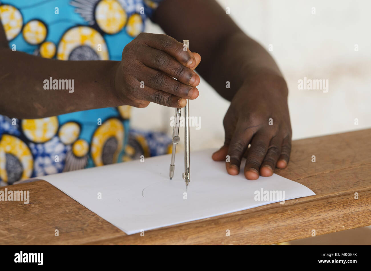 Kleines afrikanisches Mädchen während der Geometrie Klasse - Platz für Ihren Text kopieren Stockfoto