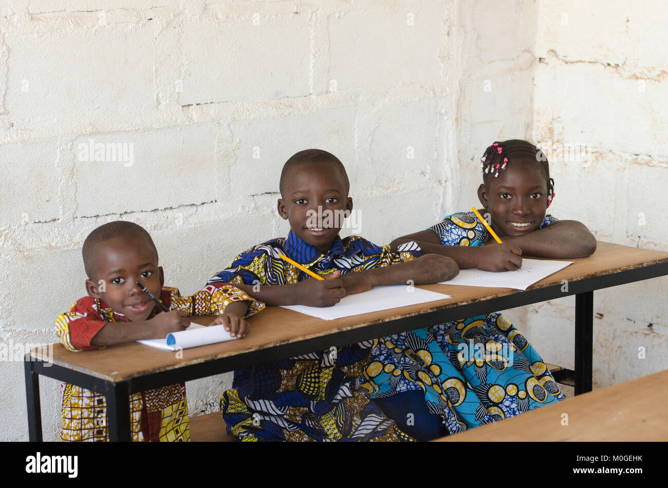 Afrikanische Kinder lächeln an der Schule Stockfoto