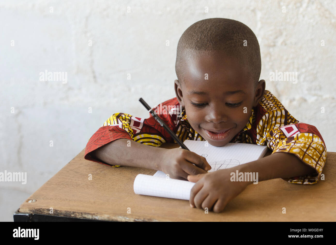 African black boy an der Schule schriftlich mit Kopie Raum Stockfoto