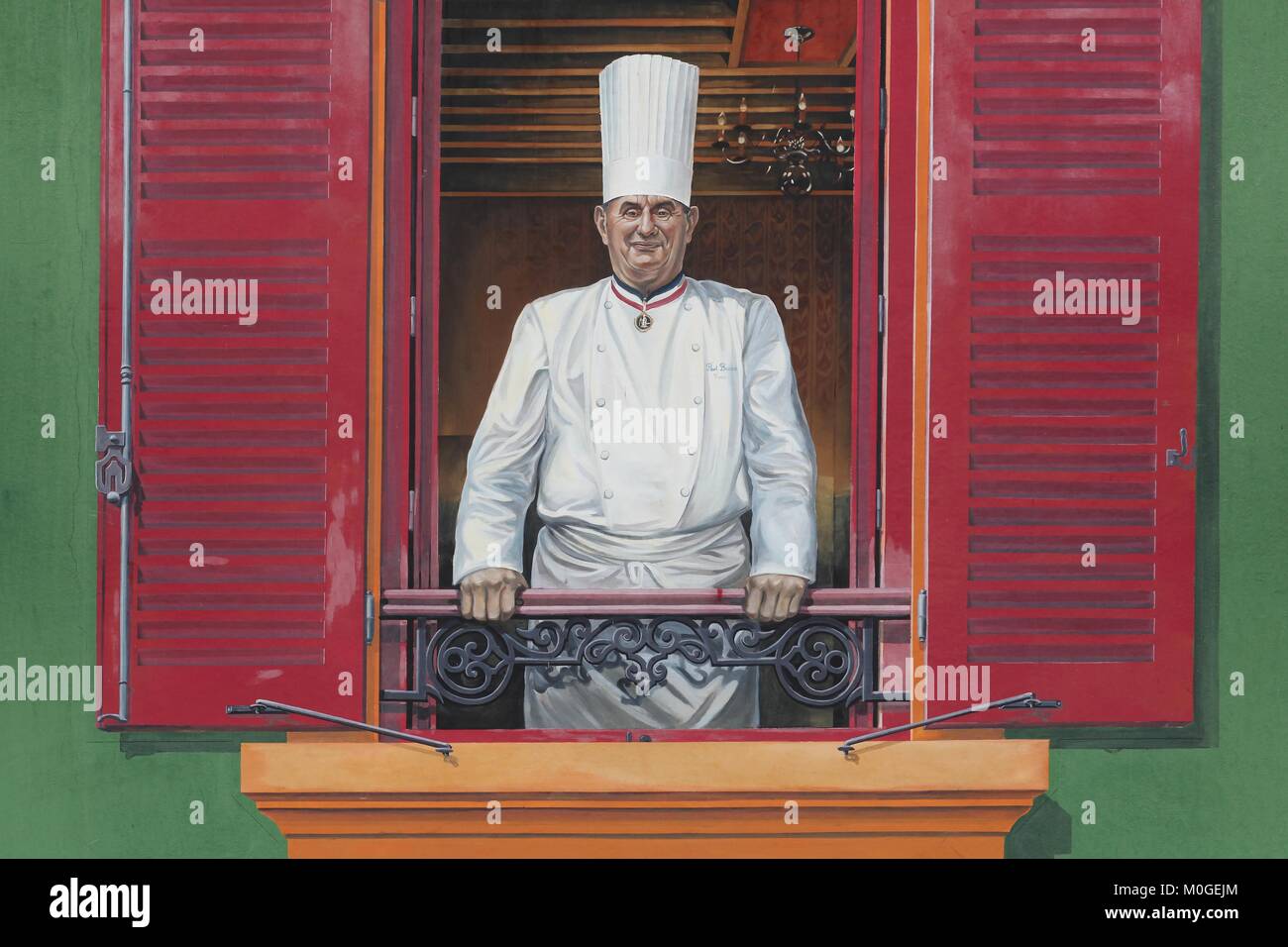 Lyon, Frankreich - 27 Januar, 2016: Fassade des Restaurant Paul Bocuse mit seinem Porträt. Paul Bocuse, 3 Sterne im Guide Michelin Stockfoto