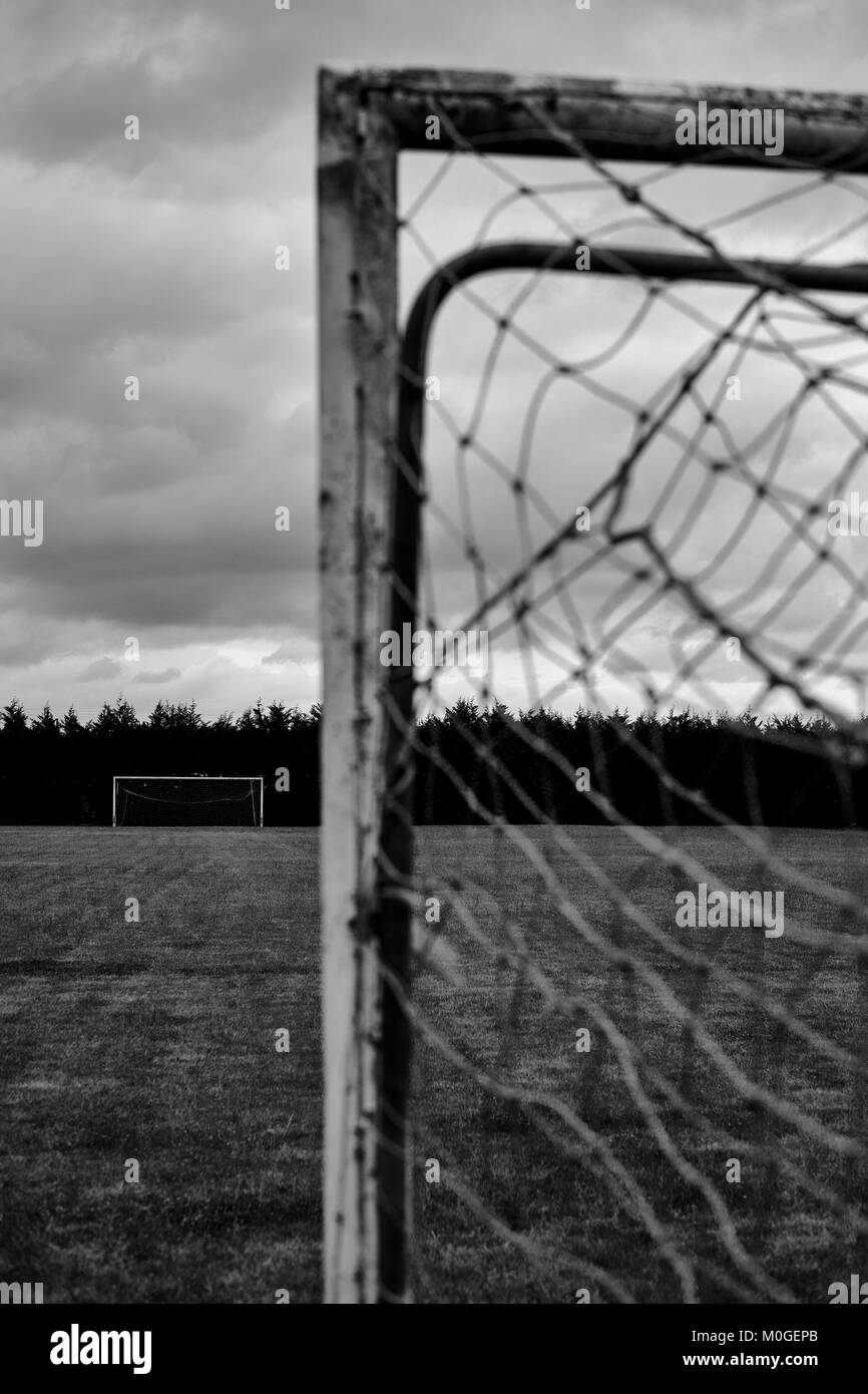 Eine leere Fußballplatz mit Toren. (B/W) Stockfoto