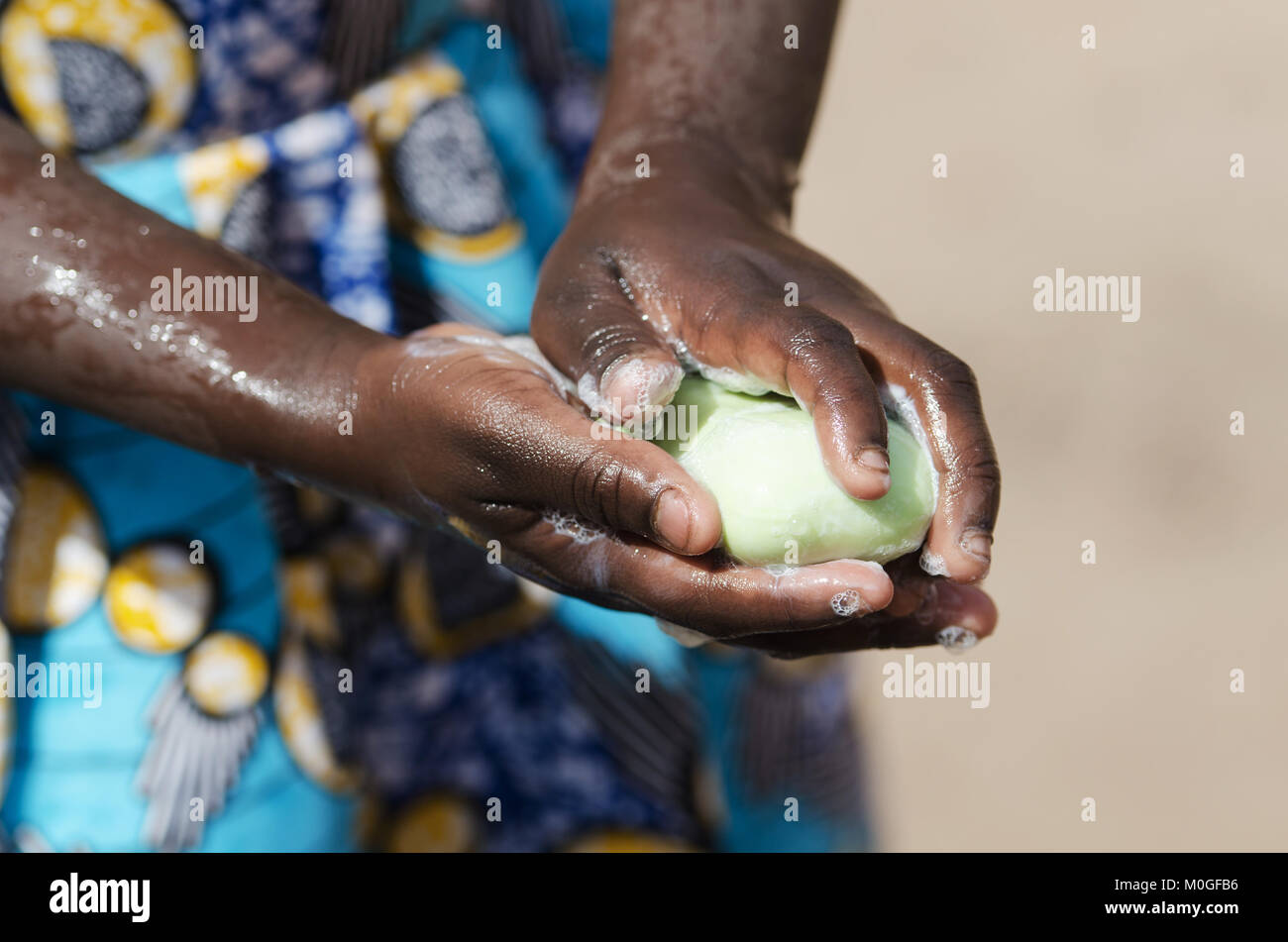Seife und Wasser für Saubere Hände für afrikanische Kinder Stockfoto