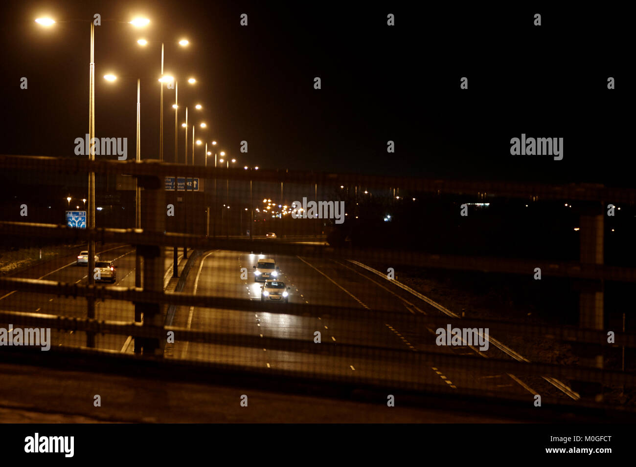 Niedrigen Zaun auf der Brücke über der Autobahn in Nordirland Großbritannien Stockfoto