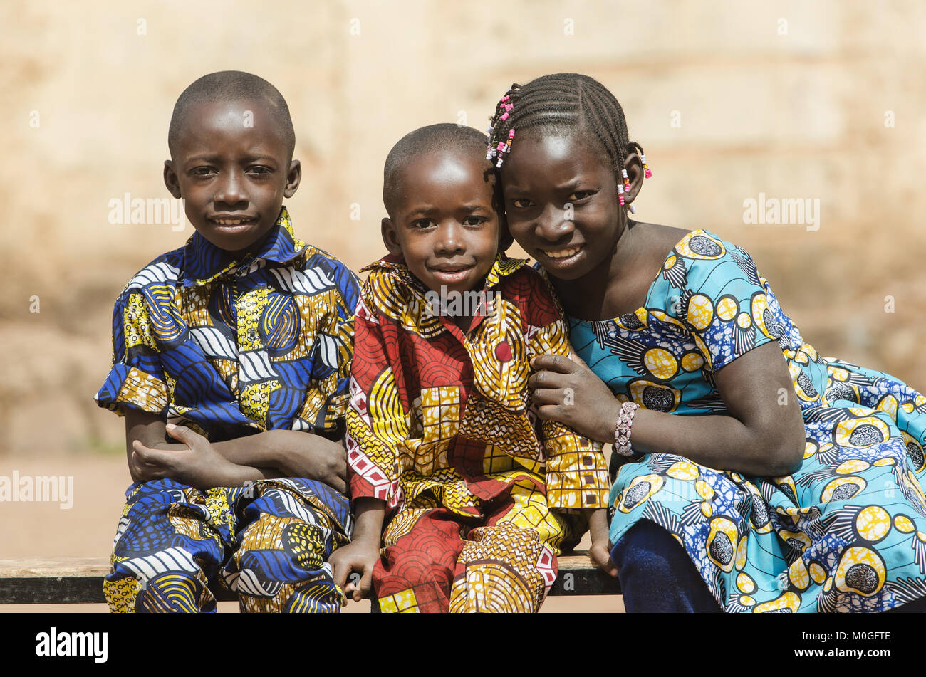 Drei wunderschöne Afrikanische schwarz Ethnizität Kinder posiert im Freien Stockfoto