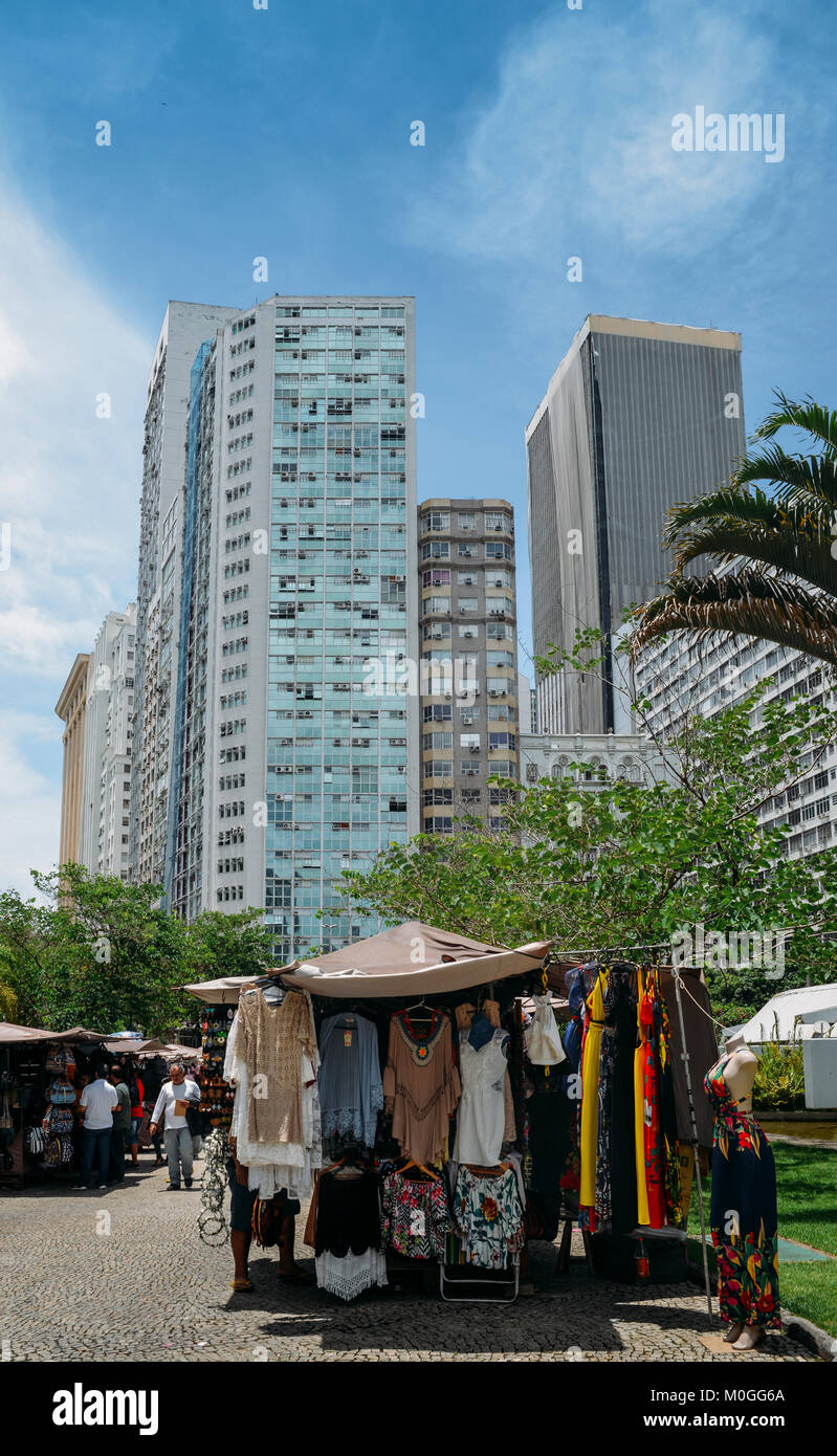 Street Market in Carioca in der Innenstadt von Rio de Janeiro, Brasilien - in portugiesischer diese Märkte sind bekannt als "camelos' Stockfoto