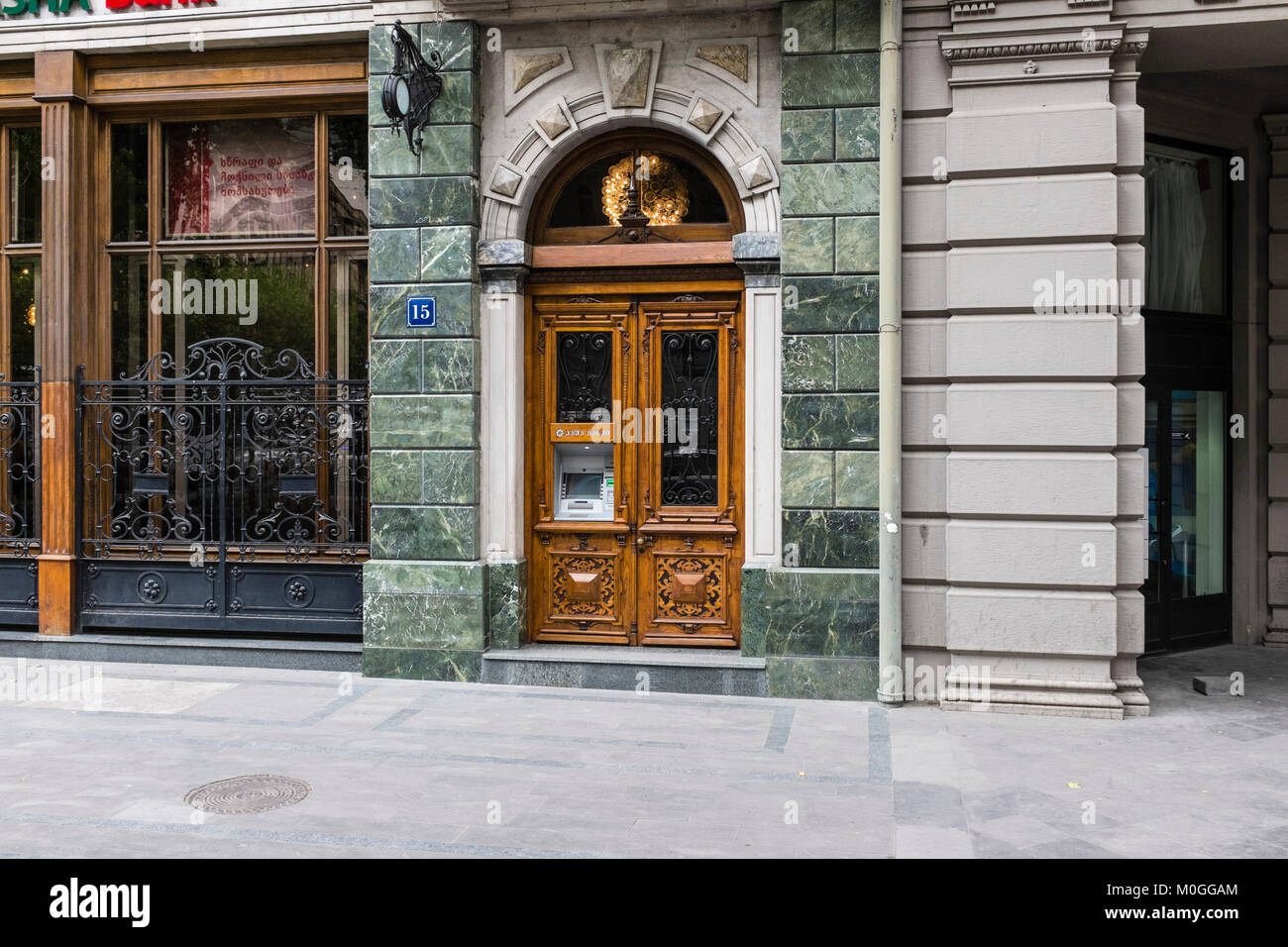 Tiflis, Georgien, Osteuropa - Georgian Bank cash Geldautomat in dekorativen geschnitzter Holzfassade auf Rustaveli Avenue. Stockfoto