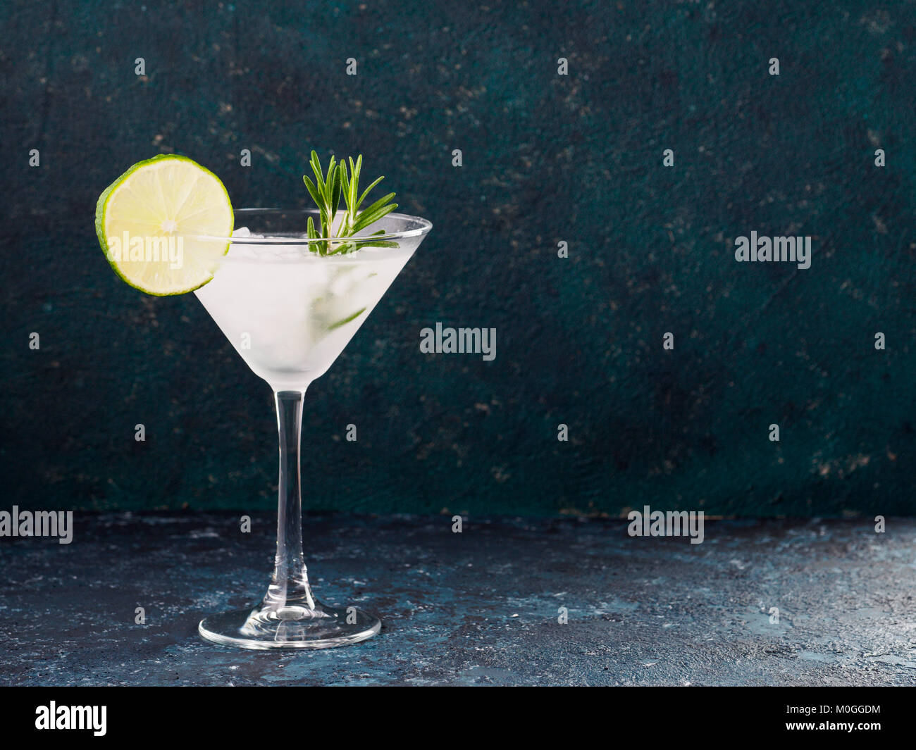 Glas Martini Cocktail mit frischem Rosmarin Stockfoto