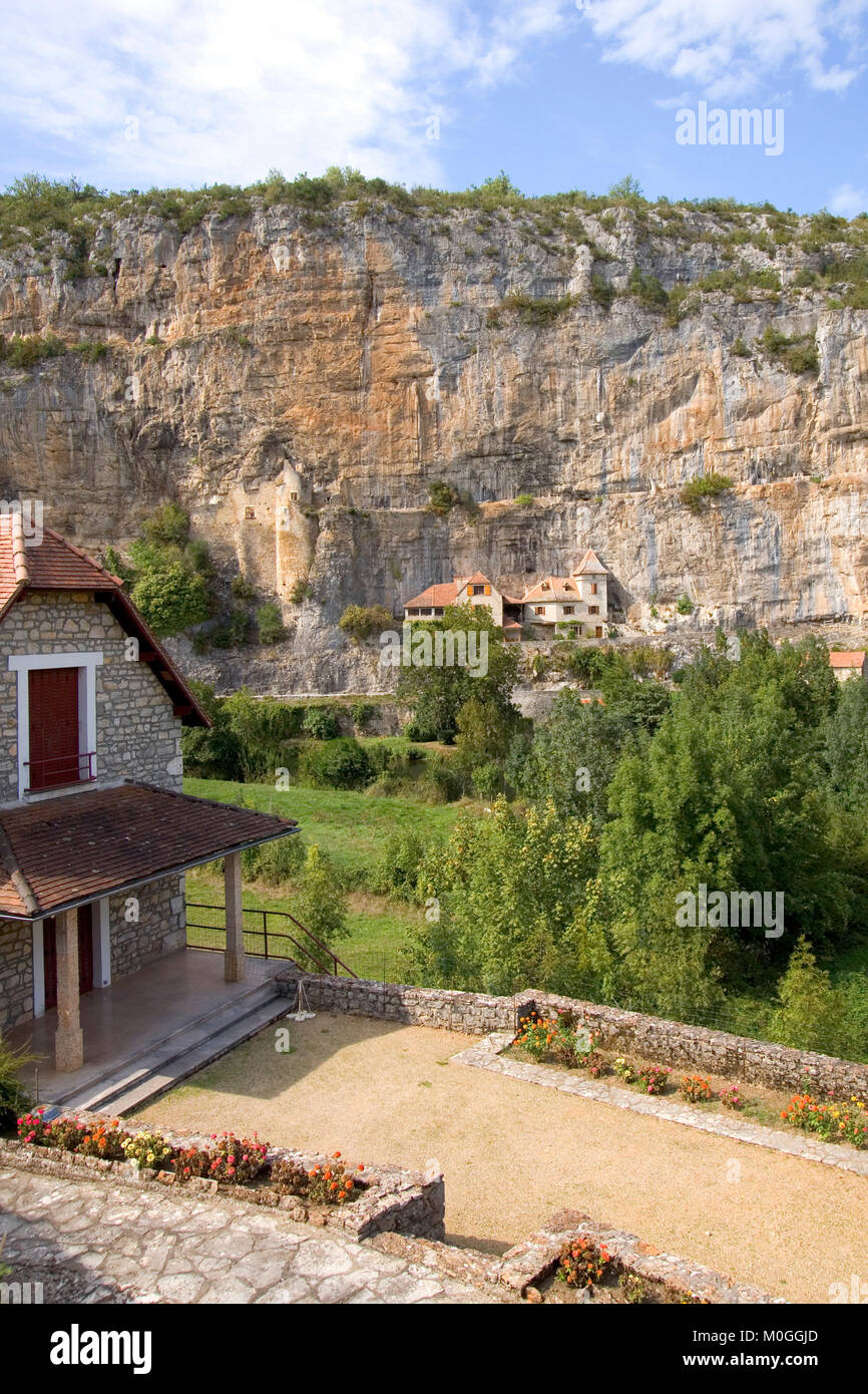 Malerisches Dorf Häuser und eine Burgruine in die Klippen bei Verdun, Lot, Frankreich, Europa gebaut Stockfoto