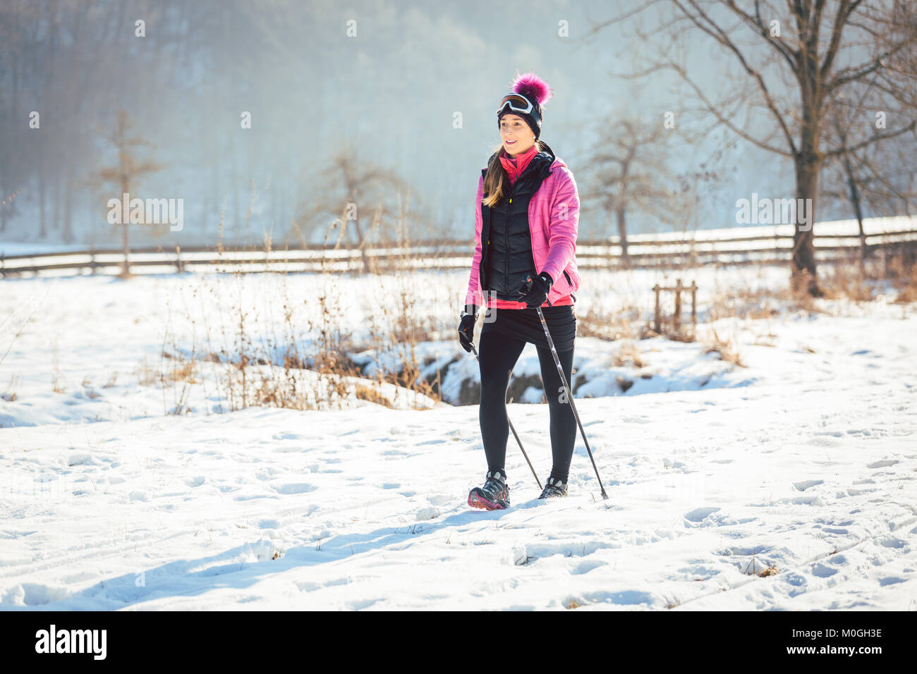 Frau auf der Spur für eine Winterwanderung Stockfoto
