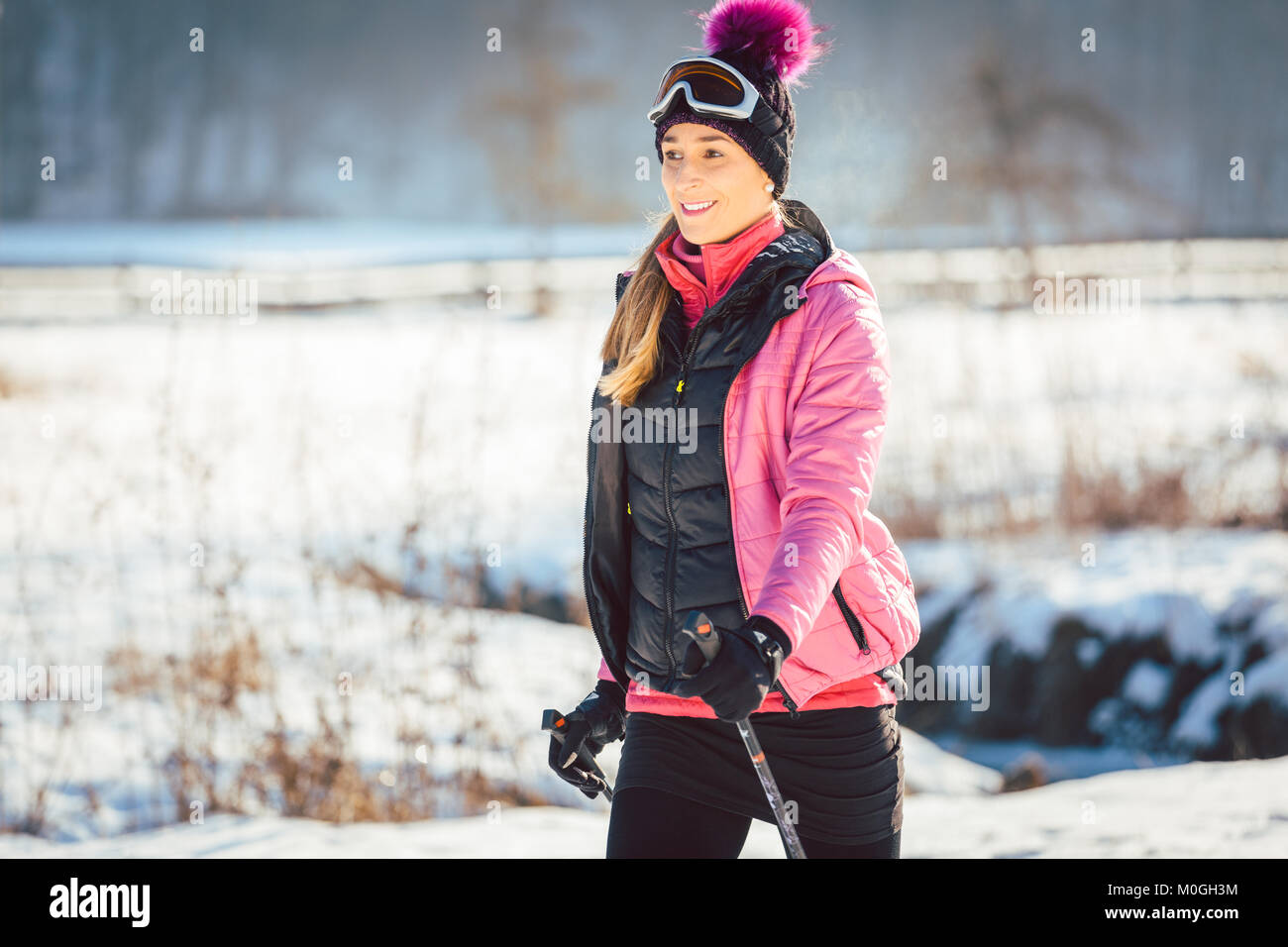 Frau auf der Spur für eine Winterwanderung Stockfoto
