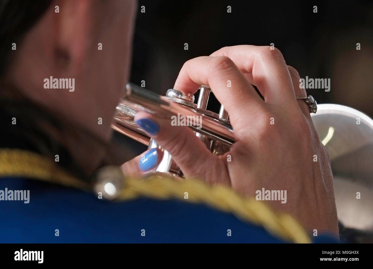 Weibliche Trompeter in Brass Band, Suffolk, England Stockfoto