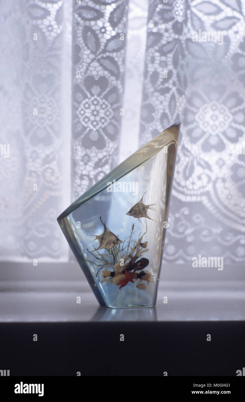 Ornament Fische ausgesetzt Glas Fensterbank in den 70er Jahren Stockfoto