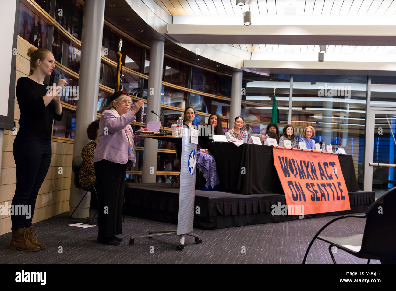 Seattle, Washington, USA. 21 Jan, 2018. Duwamish Vorsitzende Cecile Hansen gibt einen Segen während eines Panels in Seattle City Hall "Frau macht Seattle: ein Gespräch konzentrierte sich auf die Schnittpunkte von Rasse und Geschlecht". Hansen ist der Große - groß - Großnichte des Chief Sealth, Vorsitzende der Duwamish Stamm seit 1975. Die diskussionsteilnehmer sitzend von links nach rechts sind Rebecca Saldaña, Colleen Echohawk, Lorena Gonzalez, miyo Lee, Mo!, Teresa Mosqueda und Jenny Durkan. Credit: Paul Christian Gordon/Alamy leben Nachrichten Stockfoto