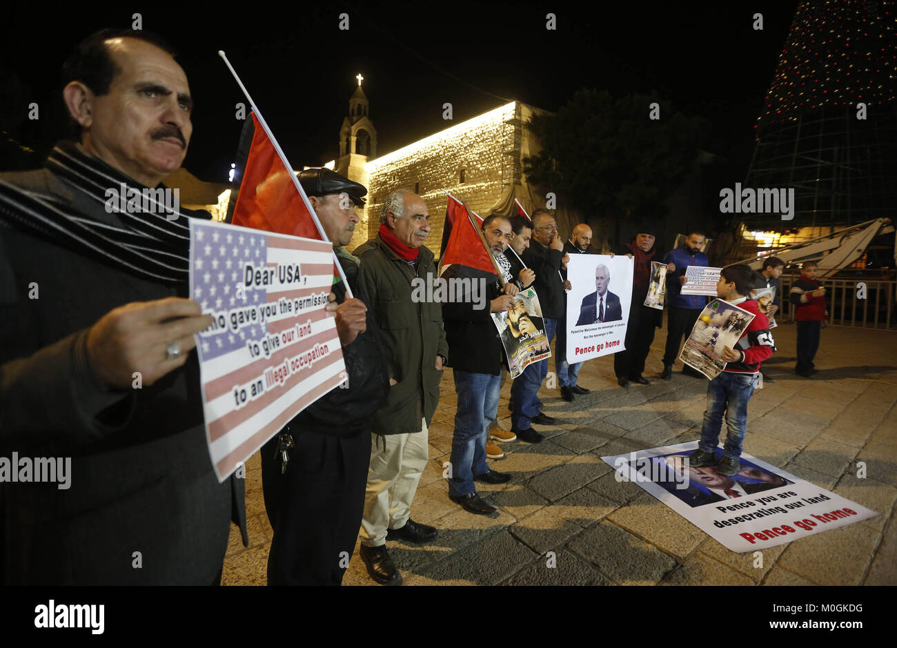 Bethlehem, West Bank, Palästina. 21 Jan, 2018. Palästinenser halten Plakate mit Porträts von US-Vizepräsident Mike Pence während eines Protestes an der Krippe Platz in der Stadt Bethlehem in den besetzten West Bank, am 21. Januar 2018. Pence kam in Israel für einen Besuch an, sehen ihn herzlich von israelischen Regierungschefs begrüßten aber snubbed durch die Palästinenser, tief von Jerusalem Politik der Kredit des Weißen Hauses verärgert: Wisam Hashlamoun/APA-Images/ZUMA Draht/Alamy leben Nachrichten Stockfoto