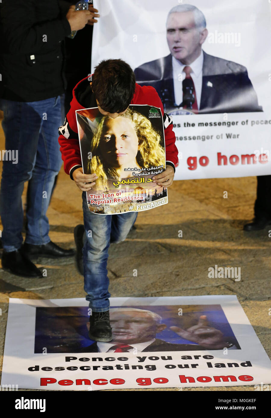 Bethlehem, West Bank, Palästina. 21 Jan, 2018. Palästinenser halten Plakate mit Porträts von US-Vizepräsident Mike Pence während eines Protestes an der Krippe Platz in der Stadt Bethlehem in den besetzten West Bank, am 21. Januar 2018. Pence kam in Israel für einen Besuch an, sehen ihn herzlich von israelischen Regierungschefs begrüßten aber snubbed durch die Palästinenser, tief von Jerusalem Politik der Kredit des Weißen Hauses verärgert: Wisam Hashlamoun/APA-Images/ZUMA Draht/Alamy leben Nachrichten Stockfoto