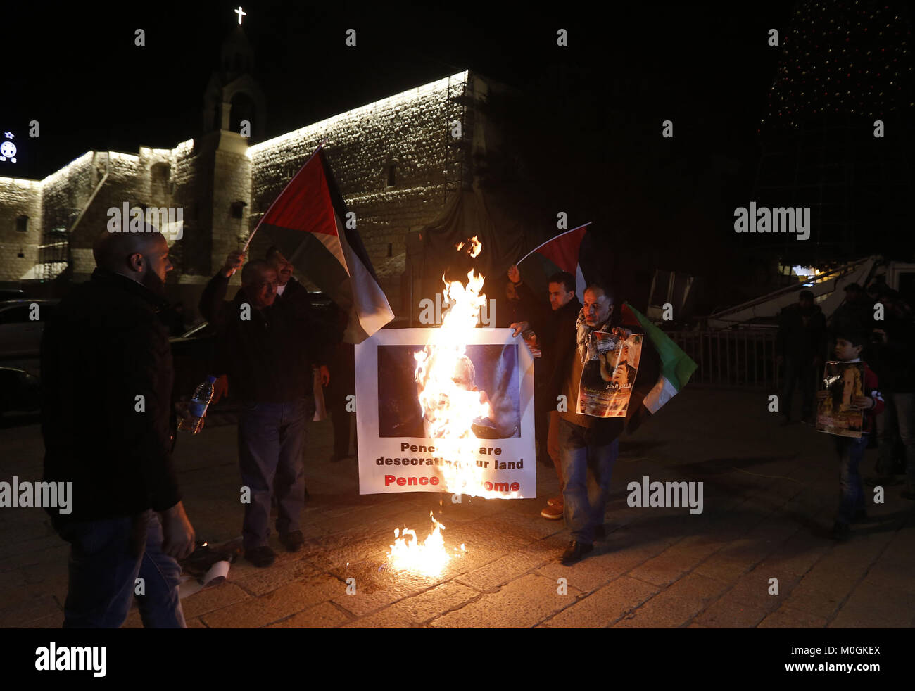 Bethlehem, West Bank, Palästina. 21 Jan, 2018. Palästinensische Demonstranten brennen Plakate mit Porträts von US-Vizepräsident Mike Pence während einer Demonstration an der Krippe Platz in der Stadt Bethlehem in den besetzten West Bank, am 21. Januar 2018. Pence kam in Israel für einen Besuch an, sehen ihn herzlich von israelischen Regierungschefs begrüßten aber snubbed durch die Palästinenser, tief von Jerusalem Politik der Kredit des Weißen Hauses verärgert: Wisam Hashlamoun/APA-Images/ZUMA Draht/Alamy leben Nachrichten Stockfoto