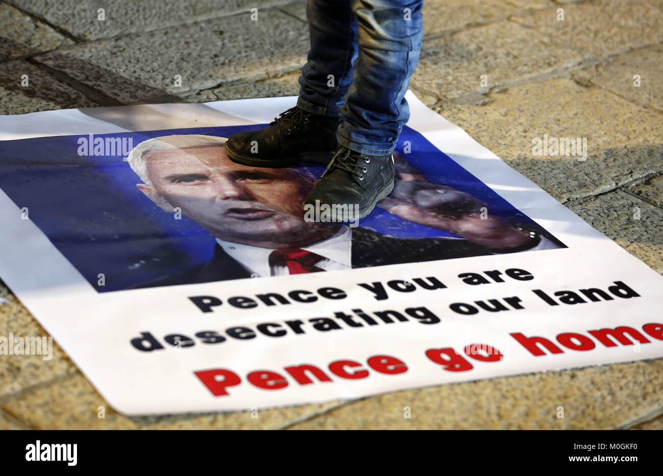 Bethlehem, West Bank, Palästina. 21 Jan, 2018. Palästinenser halten Plakate mit Porträts von US-Vizepräsident Mike Pence während eines Protestes an der Krippe Platz in der Stadt Bethlehem in den besetzten West Bank, am 21. Januar 2018. Pence kam in Israel für einen Besuch an, sehen ihn herzlich von israelischen Regierungschefs begrüßten aber snubbed durch die Palästinenser, tief von Jerusalem Politik der Kredit des Weißen Hauses verärgert: Wisam Hashlamoun/APA-Images/ZUMA Draht/Alamy leben Nachrichten Stockfoto