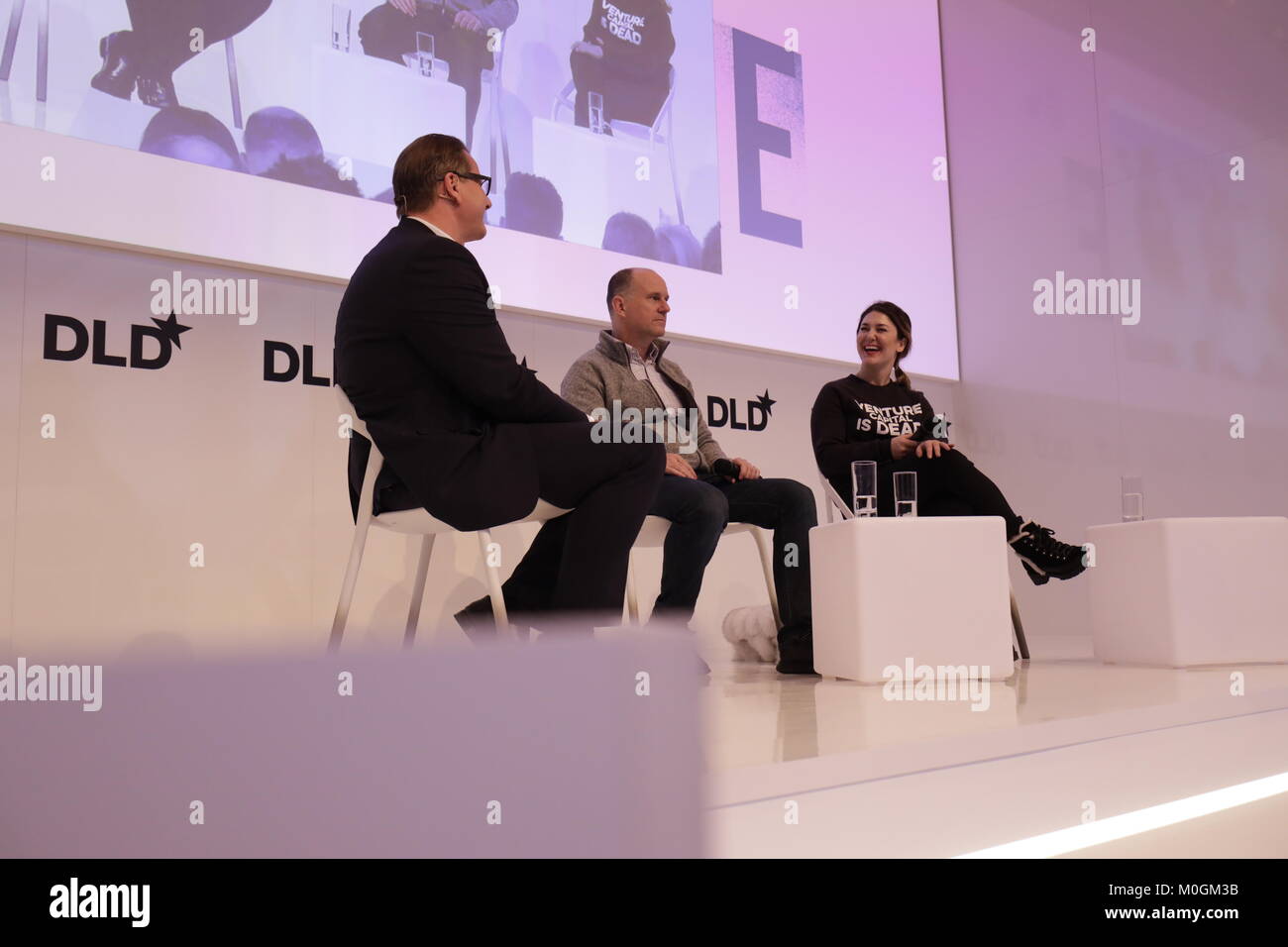 München / Deutschland - Januar, 21: (L-R) Oliver Bussmann (Crypto Tal Association), Albert Wenger (Union Square Ventures), Meltem Demirors (digitale Währung Gruppe) im Gespräch bei einer Podiumsdiskussion beim DLD18 (Digital-Life-Design) Konferenz an der Bayerischen Staatsbank am Januar 21th, 2018 in München, Deutschland (Foto: picture Alliance/Gandalf Hammerbacher) | Verwendung weltweit Stockfoto