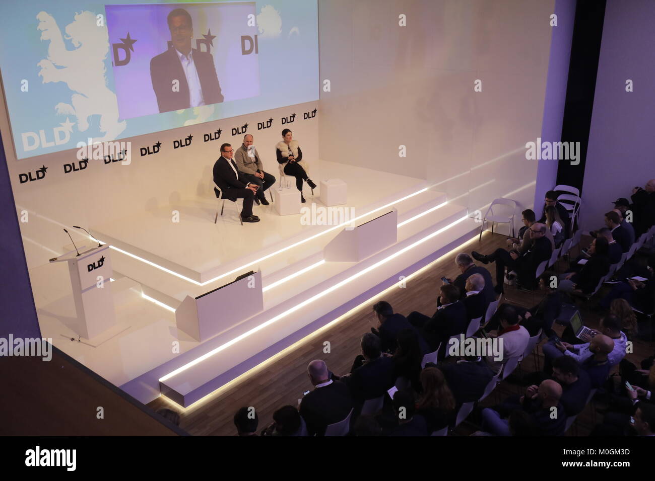 München / Deutschland - Januar, 21: (L-R) Oliver Bussmann (Crypto Tal Association), Albert Wenger (Union Square Ventures), Meltem Demirors (digitale Währung Gruppe) im Gespräch bei einer Podiumsdiskussion beim DLD18 (Digital-Life-Design) Konferenz an der Bayerischen Staatsbank am Januar 21th, 2018 in München, Deutschland (Foto: picture Alliance/Gandalf Hammerbacher) | Verwendung weltweit Stockfoto