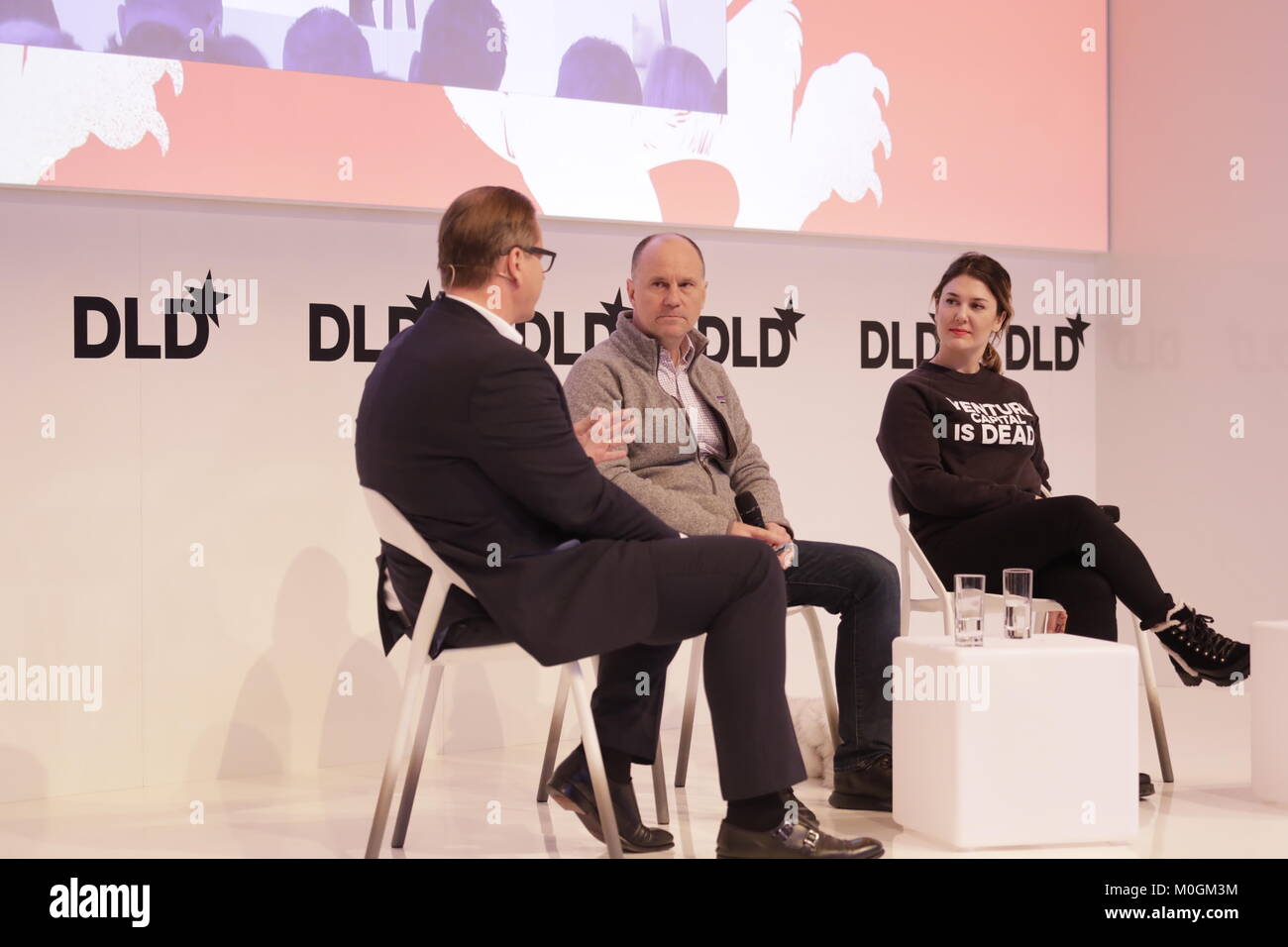 München / Deutschland - Januar, 21: (L-R) Oliver Bussmann (Crypto Tal Association), Albert Wenger (Union Square Ventures), Meltem Demirors (digitale Währung Gruppe) im Gespräch bei einer Podiumsdiskussion beim DLD18 (Digital-Life-Design) Konferenz an der Bayerischen Staatsbank am Januar 21th, 2018 in München, Deutschland (Foto: picture Alliance/Gandalf Hammerbacher) | Verwendung weltweit Stockfoto
