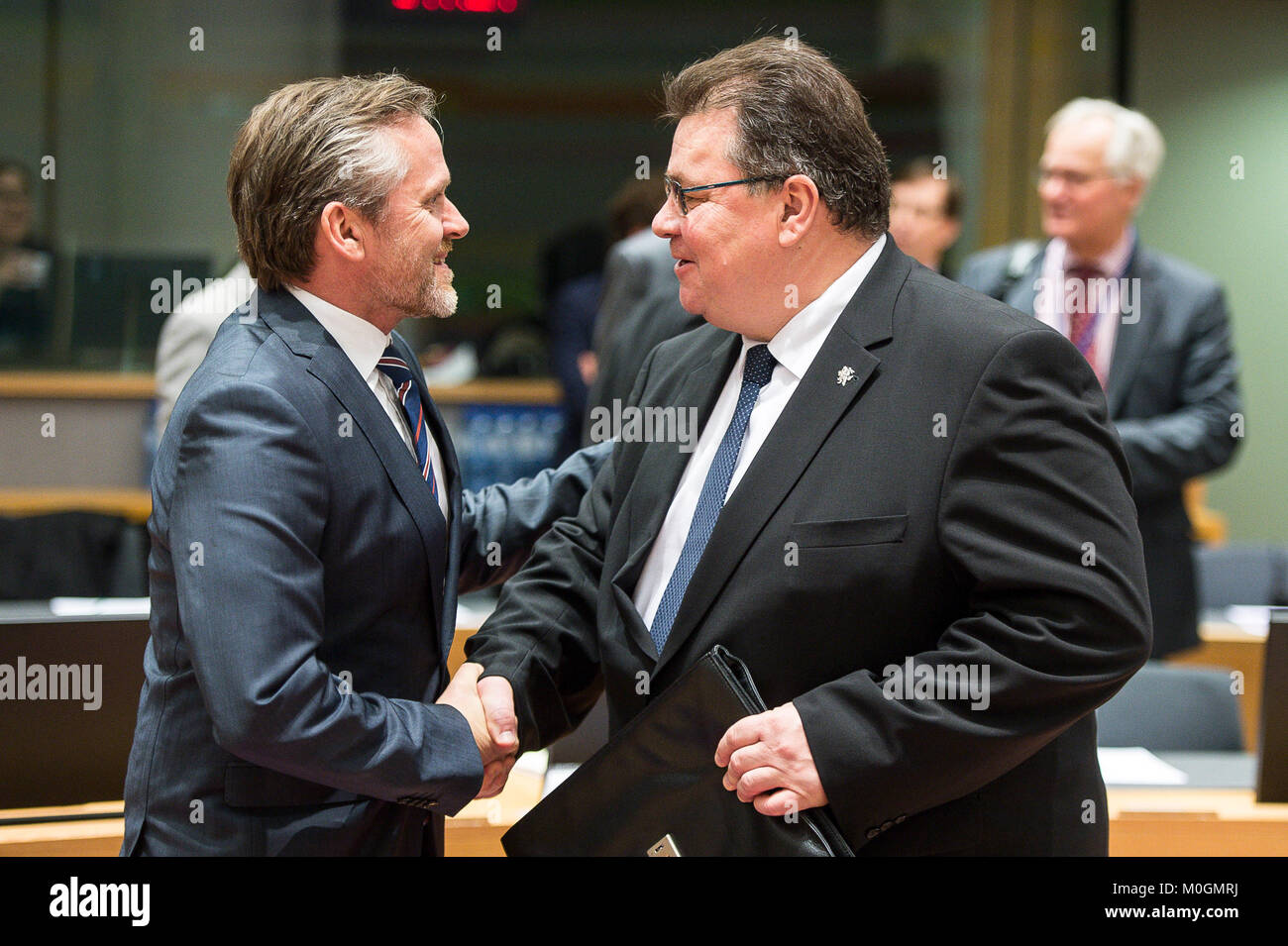 Brüssel, Bxl, Belgien. 22 Jan, 2018. Der dänische Außenminister Anders Samuelsen (L) und dem litauischen Minister für Auswärtige Angelegenheiten Linas Linkevicius (R) vor der FAC die Außenminister der EU-Rat im Europäischen Rat in Brüssel, Belgien am 22.01.2018 von Wiktor Dabkowski Credit: Wiktor Dabkowski/ZUMA Draht/Alamy leben Nachrichten Stockfoto